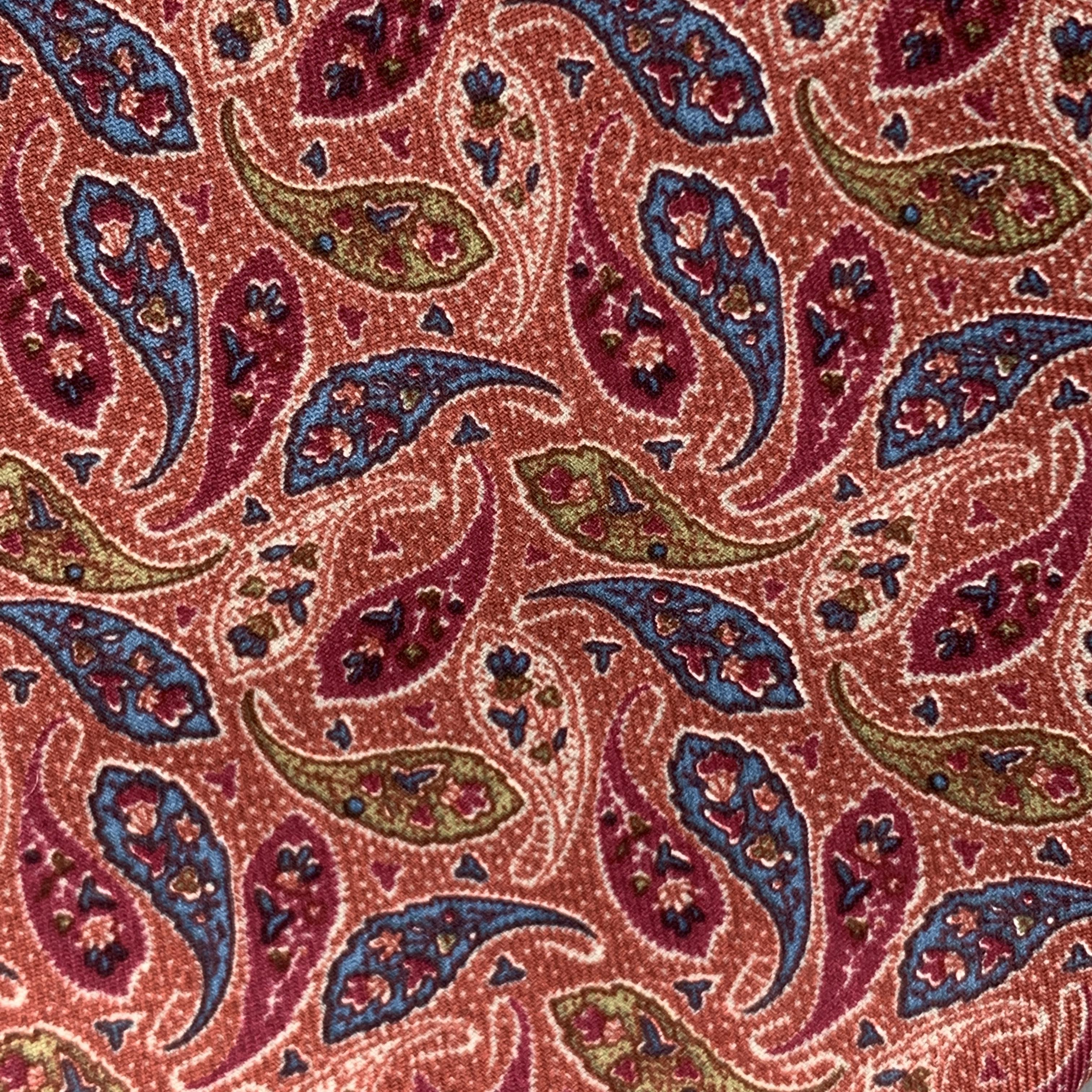 HERMES necktie comes in muted brick red silk twill with all over blue and green paisley print. Made in France.

Excellent Pre-Owned Condition.

Width: 3.25 in. 