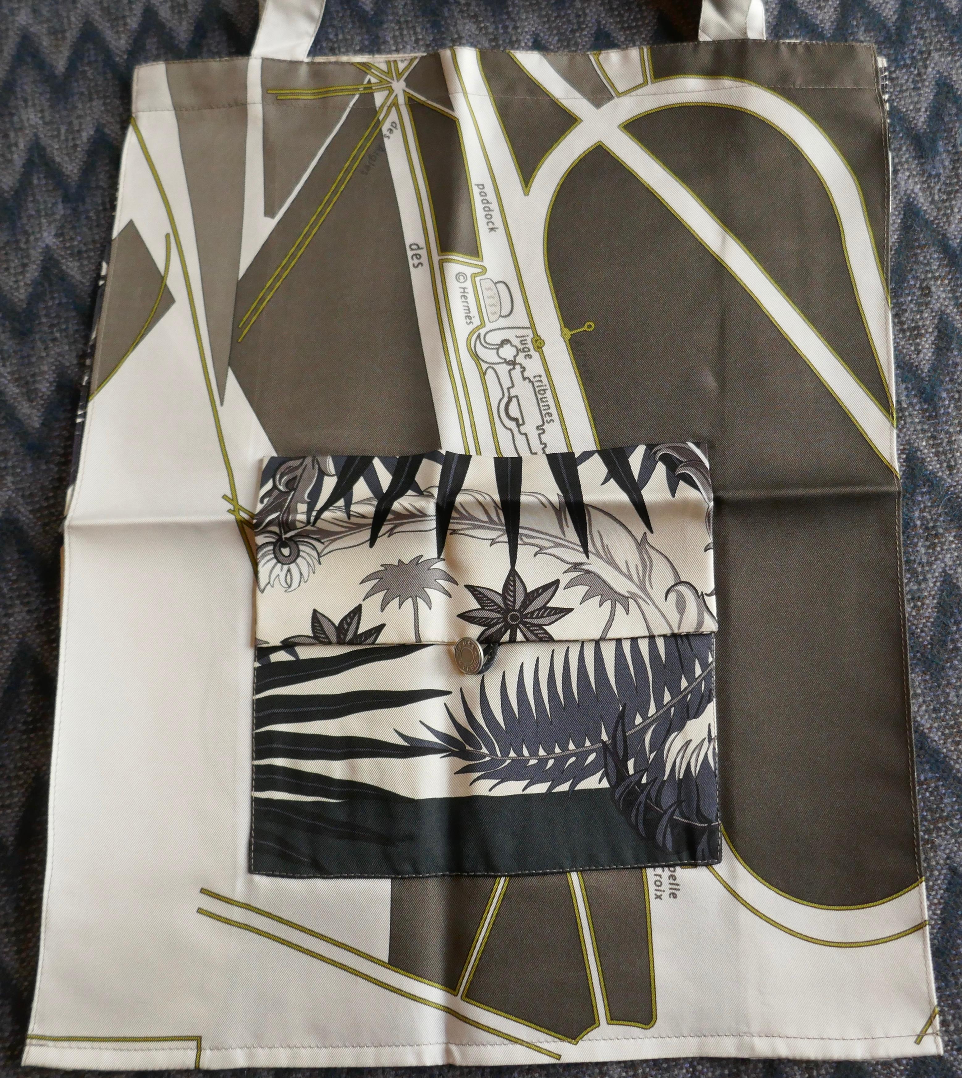 Hermes “Mythiques Phoenix” by Laurence Bourthoumieux Twill Silk Shopping Bag 


Incredible shopping bag made by the department Petit H with the scarf Mytiques Phoenix 
In its best palette Vert Anthracite, Vanilla, Aubergine
Each piece made by Petit