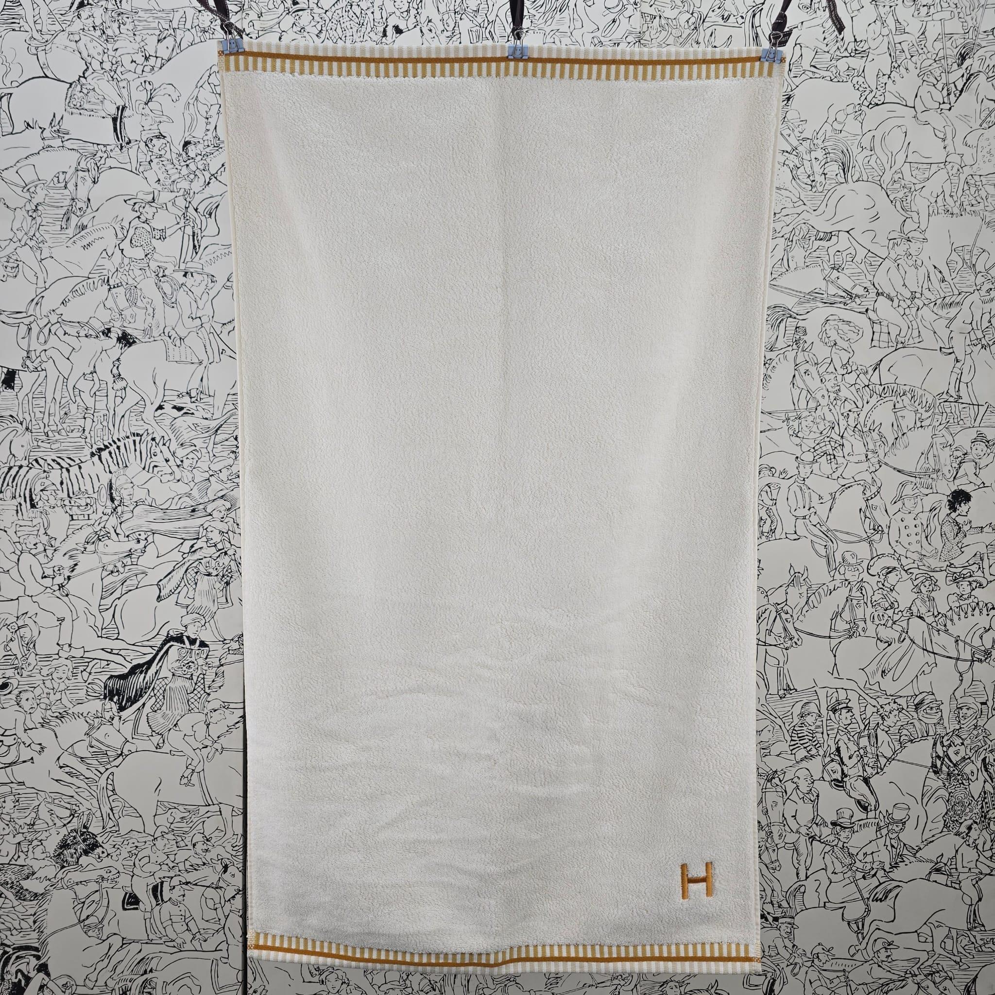 Preloved, never used with box
Color: nacre, jute & tan
Size:55 x 100 cm
Woven terry cloth