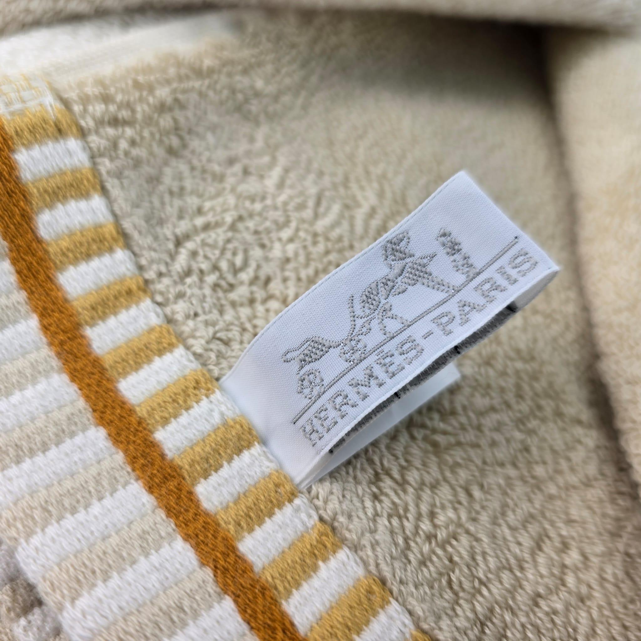 Hermès nacre, jute & tan Woven terry cloth Vice Versa towel For Sale 2
