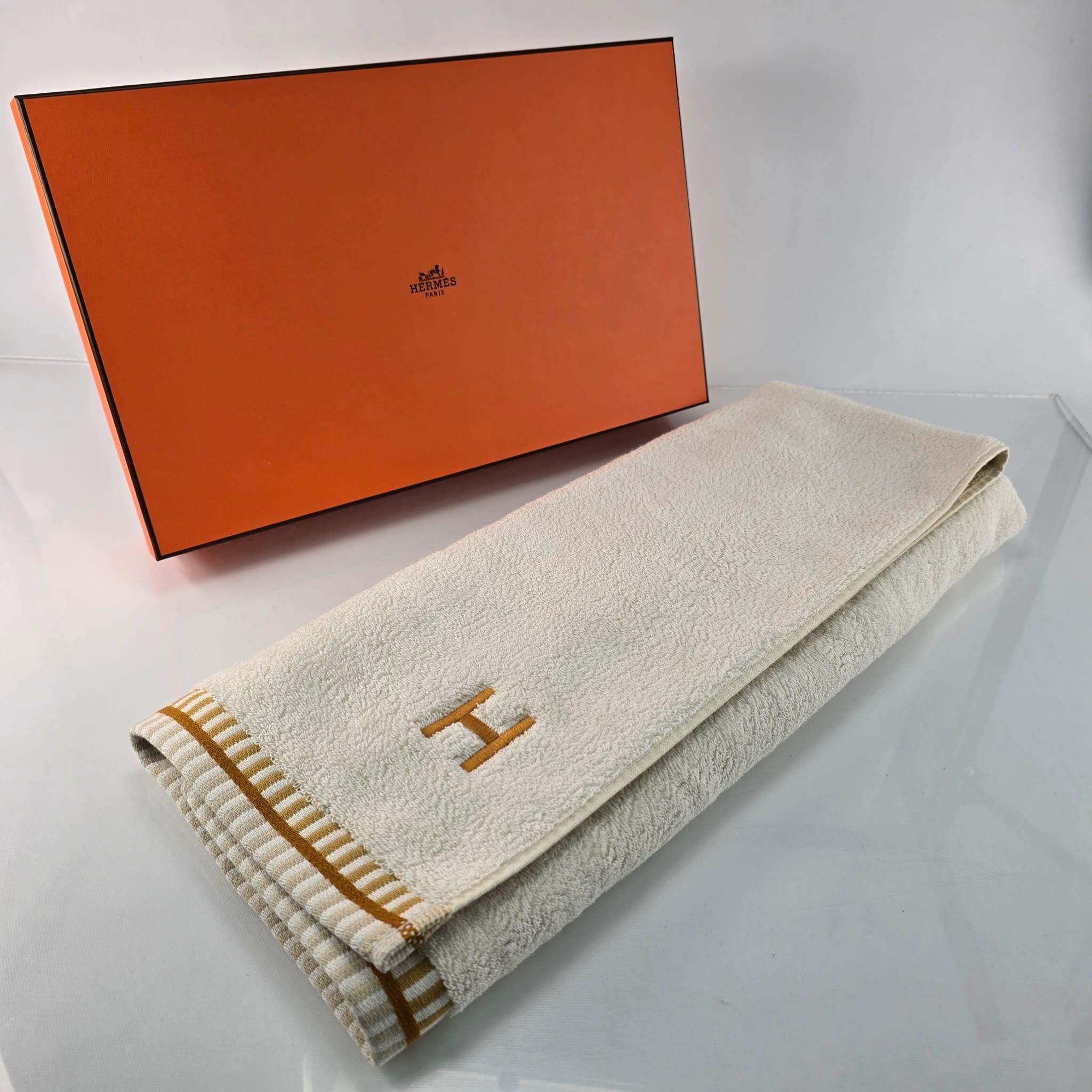 Hermès nacre, jute & tan Woven terry cloth Vice Versa towel For Sale 3