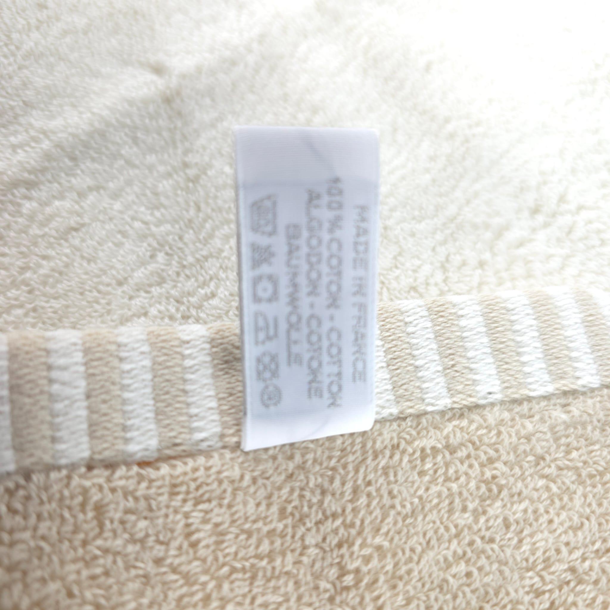 Hermès nacre, jute & tan Woven Vice Versa hand towel In New Condition For Sale In Nicosia, CY