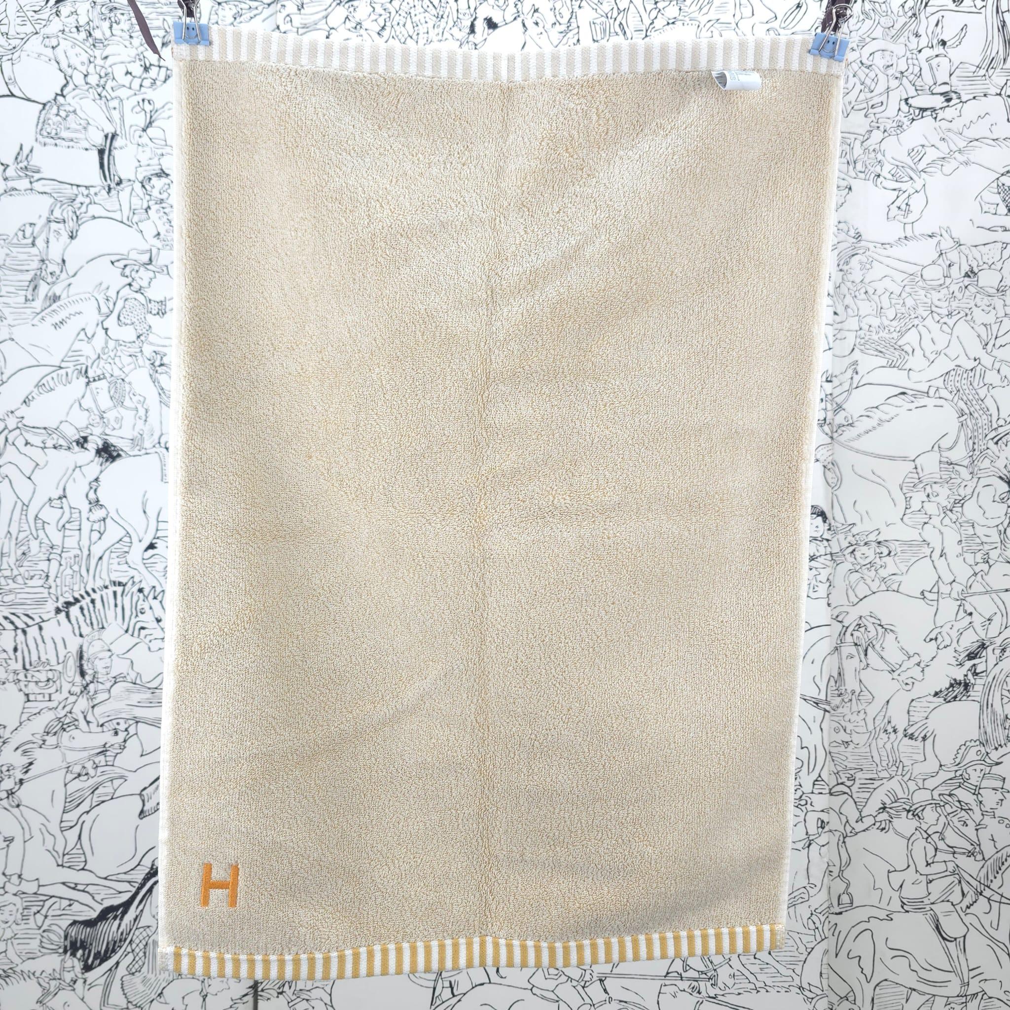 Women's or Men's Hermès nacre, jute & tan Woven Vice Versa hand towel For Sale
