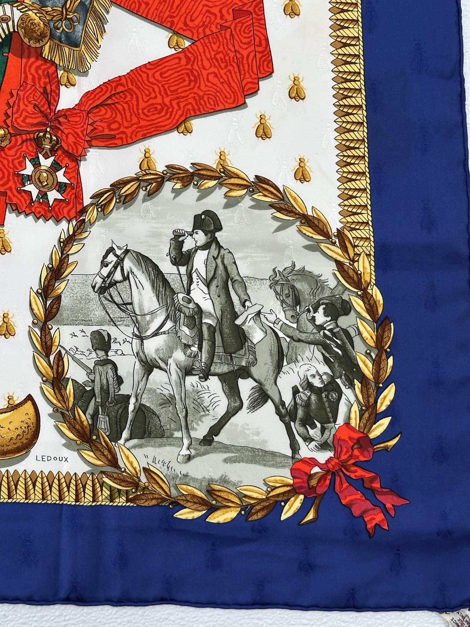 Hermès Napoléon, foulard en jacquard de soie, conçu par Philippe LeDoux en 1963, mettant en scène Napoléon, le souverain de la France, entouré de sa riche histoire de chef militaire et de stratège, de ses uniformes, du médaillon de la légion