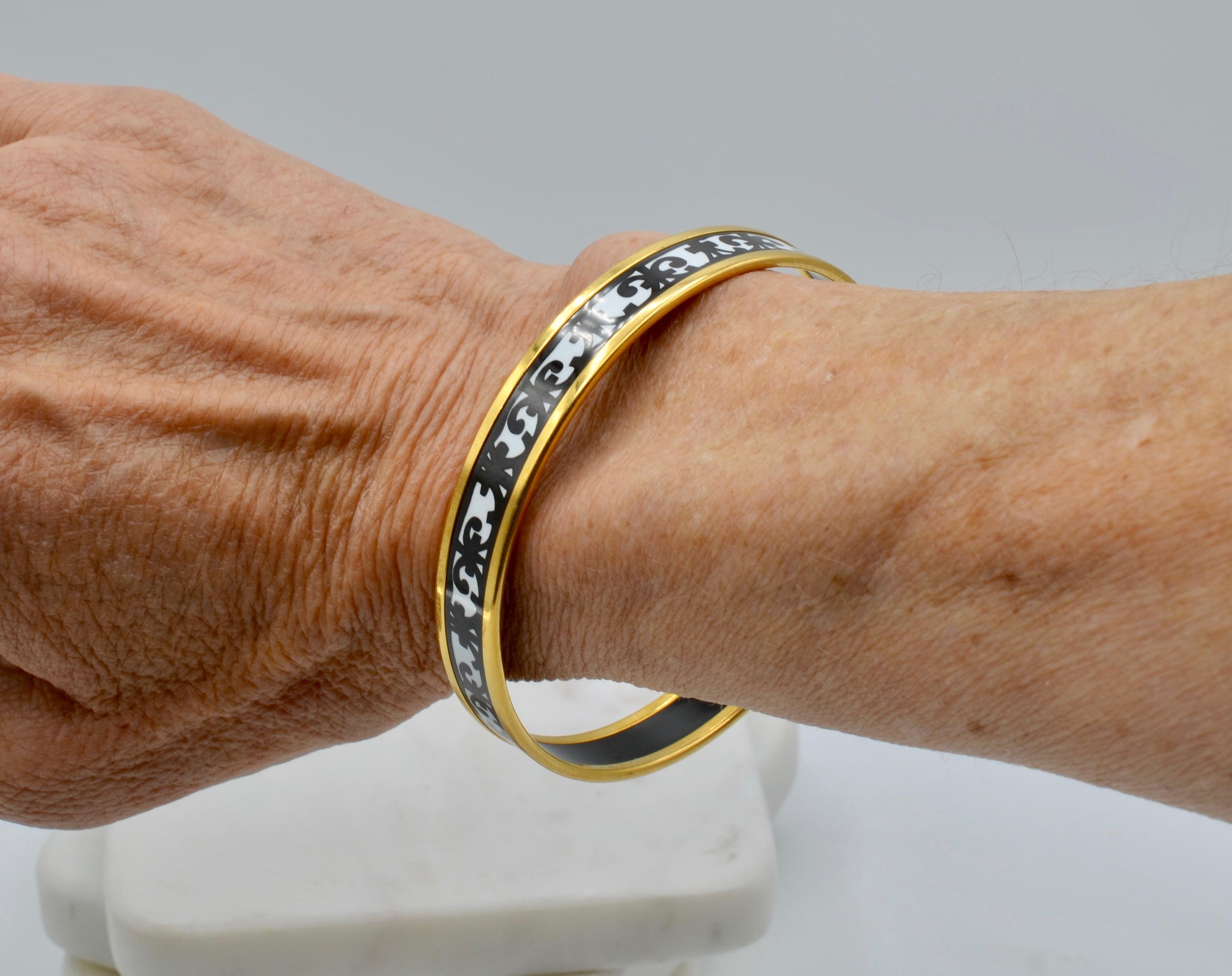 This classic bangle is the perfect addition to any collection. The black and white motif is compatible with the other bangles in your collection.
Box and pouch included. The diameter is 2 5/8