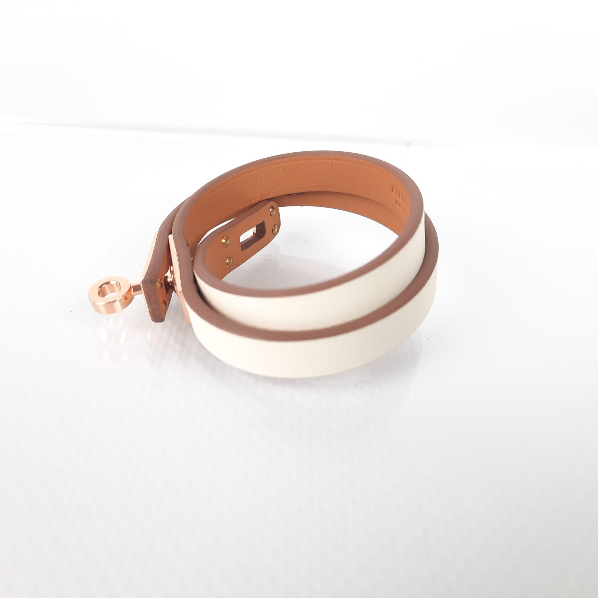 Size T2. Preloved, never used with box. Double tour bracelet in Swift calfskin with rose gold-plated mini Kelly closure. Wrist size from 14,5 cm to 15,5 cm
Leather width: 1 cm