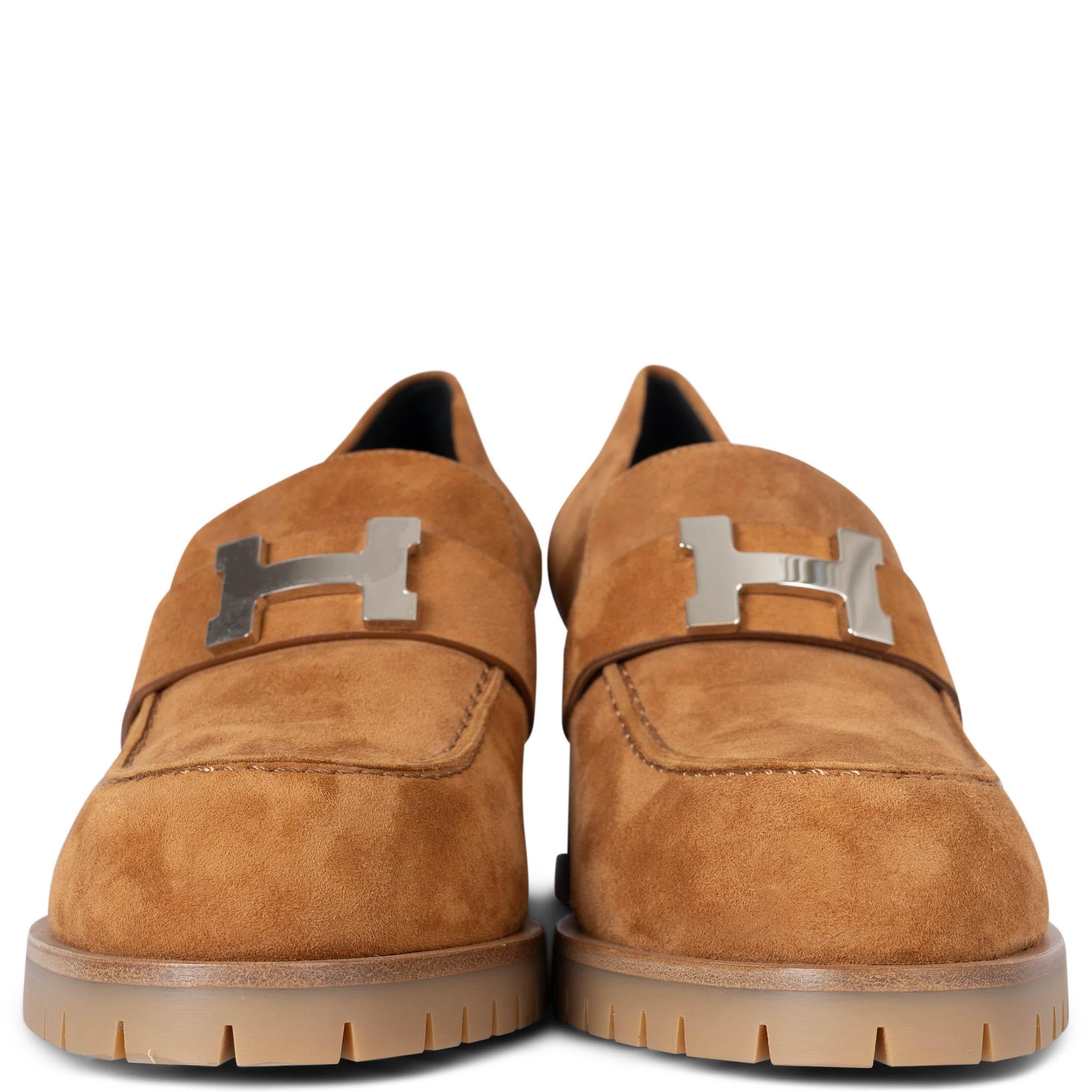 100% authentic Hermès Foch pump in Naturel suede goatskin with notched sole and rose gold-plated signature 
