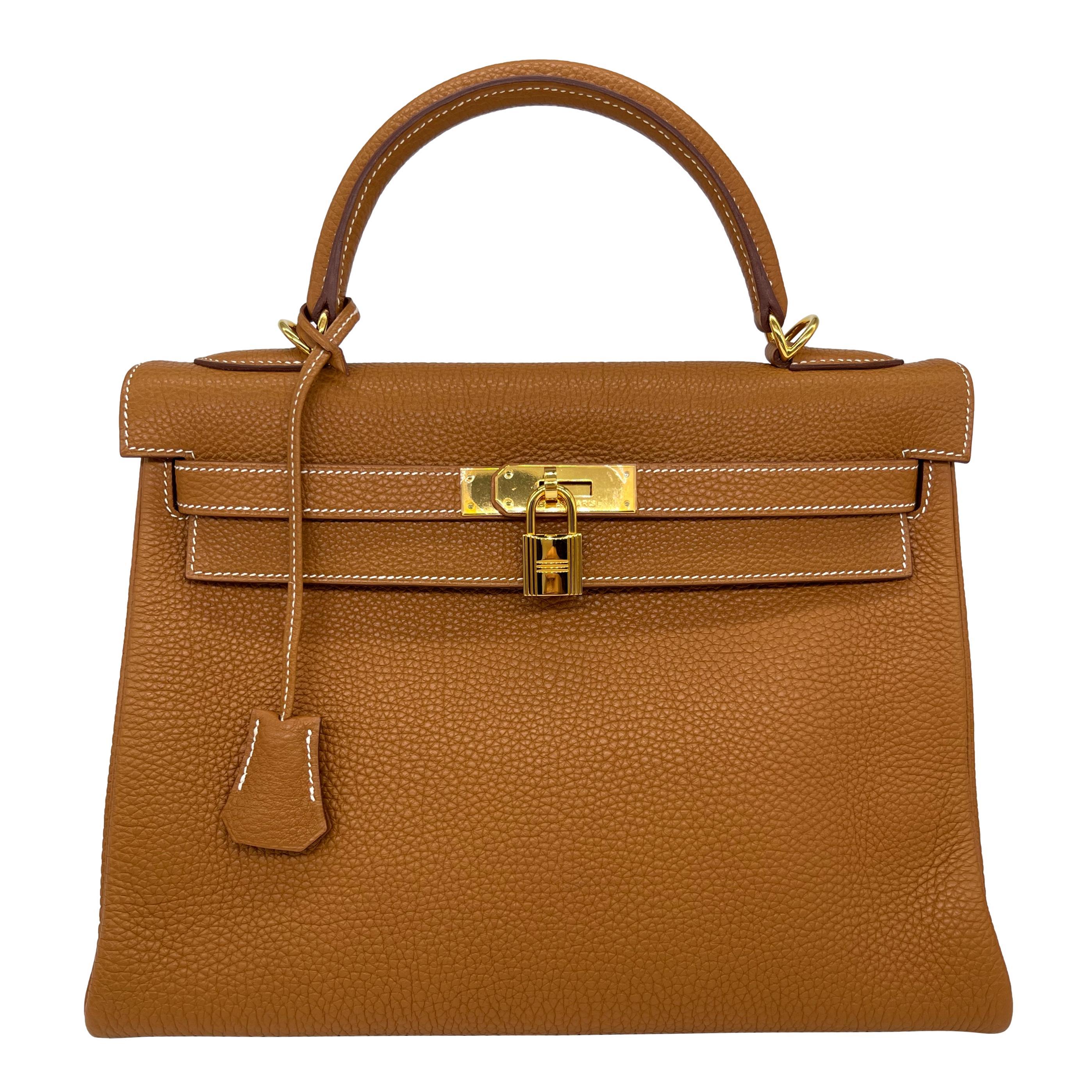 Hermès Natural Clemence Retourne Kelly Handbag with Gold Hardware 32cm, 2007. Introduit au début des années 1930 sous le nom de Sac à dépêches, le Kelly a acquis une renommée mondiale après que Grace Kelly, princesse de Monaco, soit apparue en