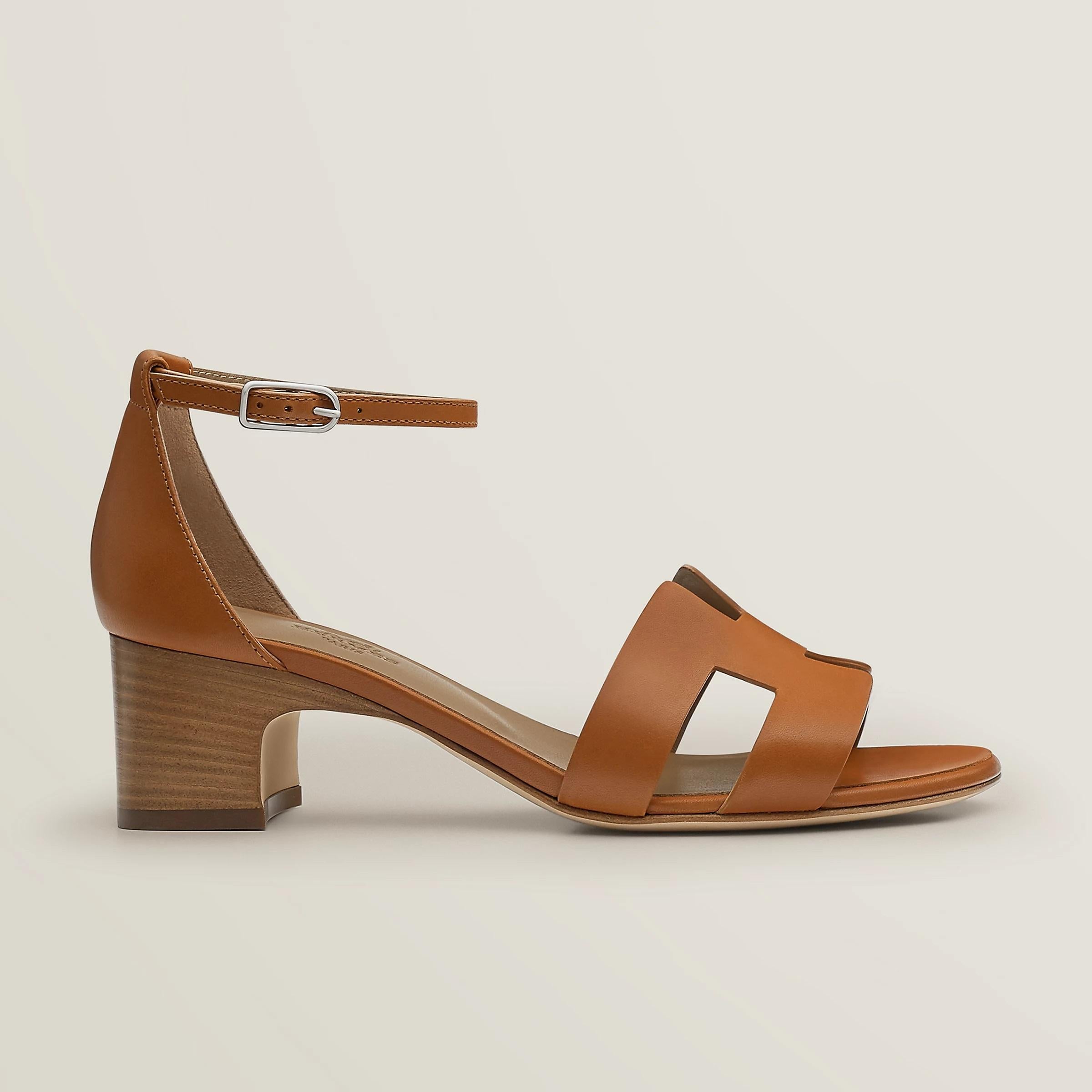 Size 38.5
Heeled sandals in Heritage calfskin, “H” cutout for a timeless and elegant style