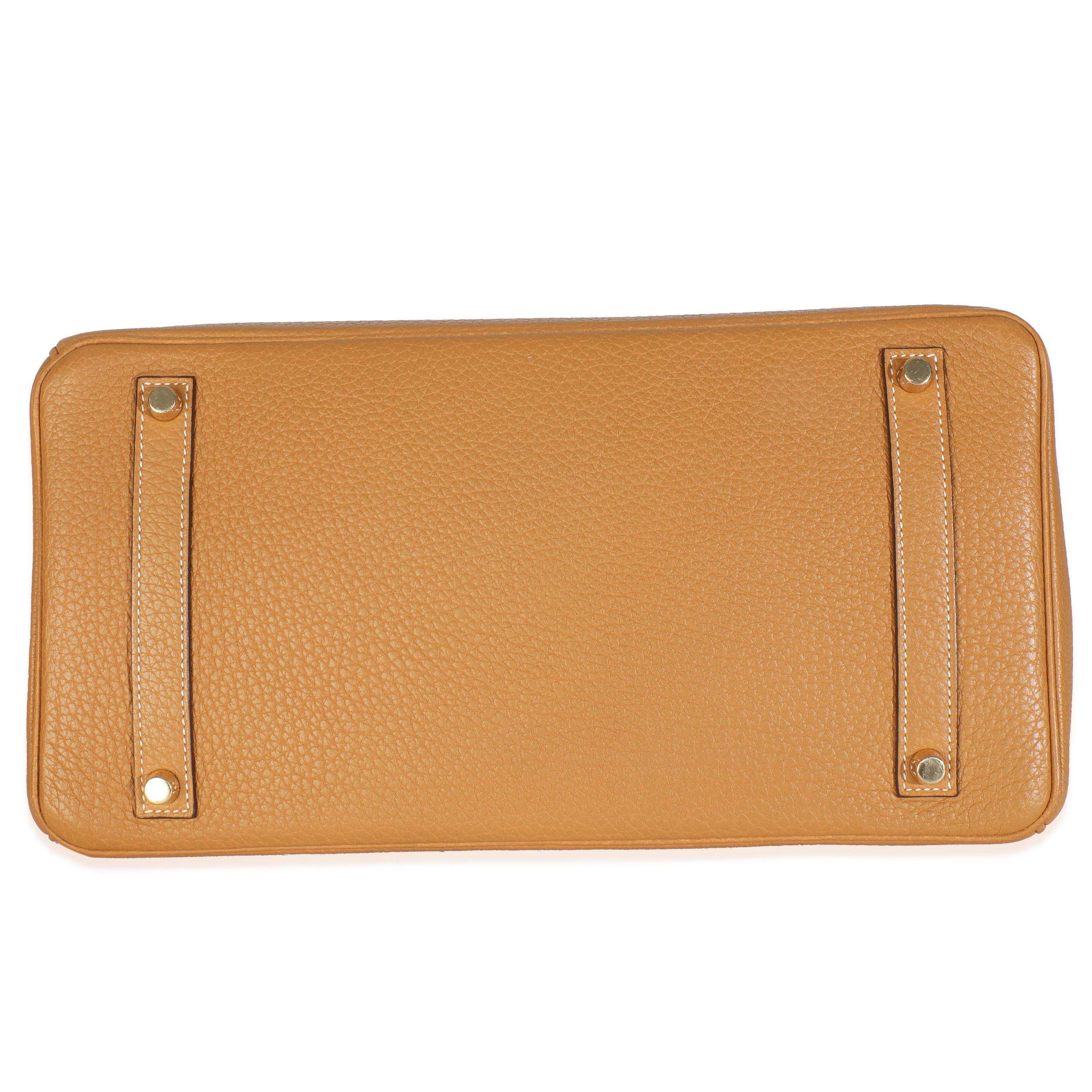 Hermès Nature Sable Fjord Birkin 35 GHW
SKU: Z148967

Descrizione delle condizioni: L'inafferrabile borsa Birkin di Hermès è stata disegnata dopo che l'allora direttore artistico, Jean-Louis Dumas, era seduto accanto a Jane Birkin su un volo da