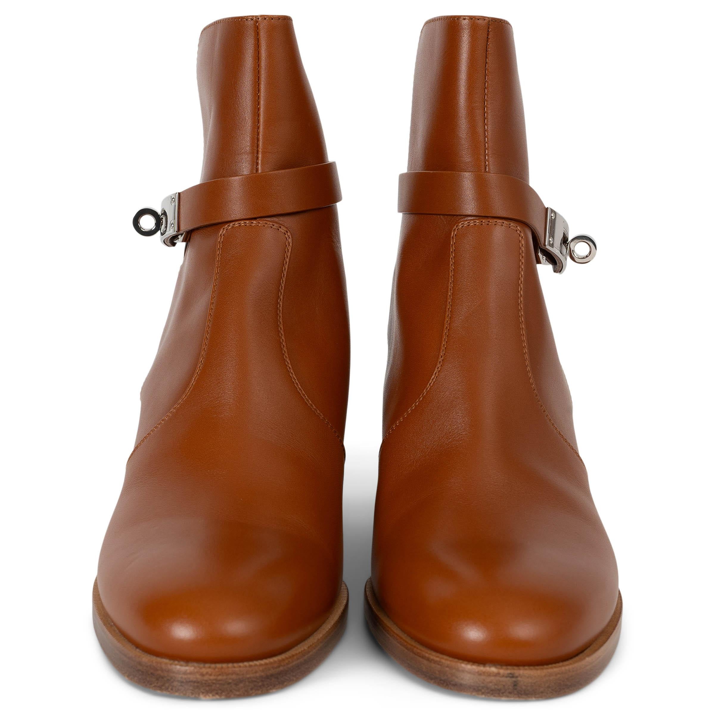 Questi stivaletti Hermès Frenchie 50 in pelle di vitello Heritage Nature (tan), autentici al 100%, fondono l'artigianato classico con un tocco moderno. Caratterizzate da punte arrotondate, tacchi a blocco e suole più spesse, offrono eleganza e
