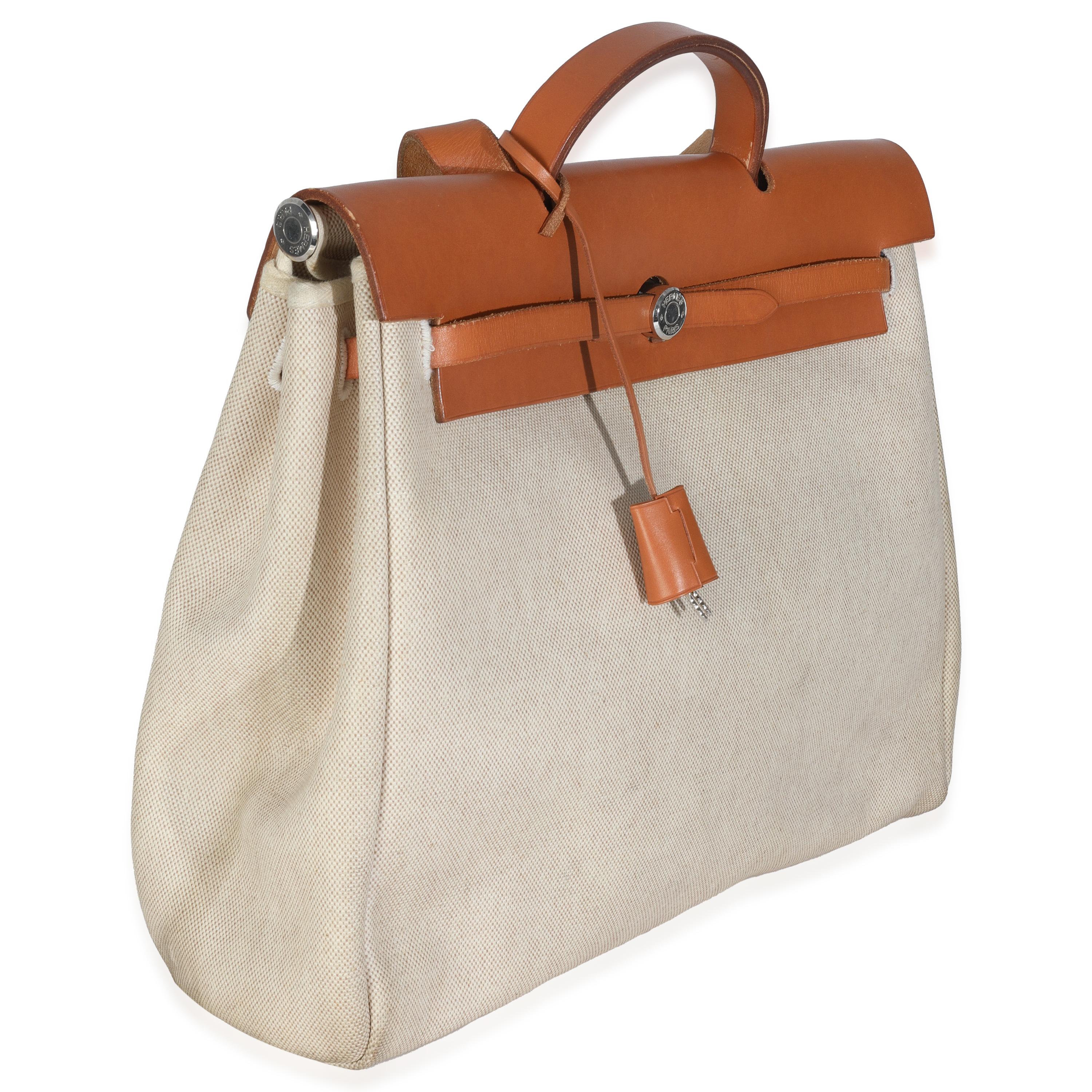 Listing Title : Hermès Nature Toile Vache Calfskin Herbag 39 MM
SKU : 147341
Condit : Usagé 
État du sac à main : Moyen
Commentaires sur l'état : L'article est en bon état et présente des signes d'usure importants.  Éraflures, rayures et marques sur