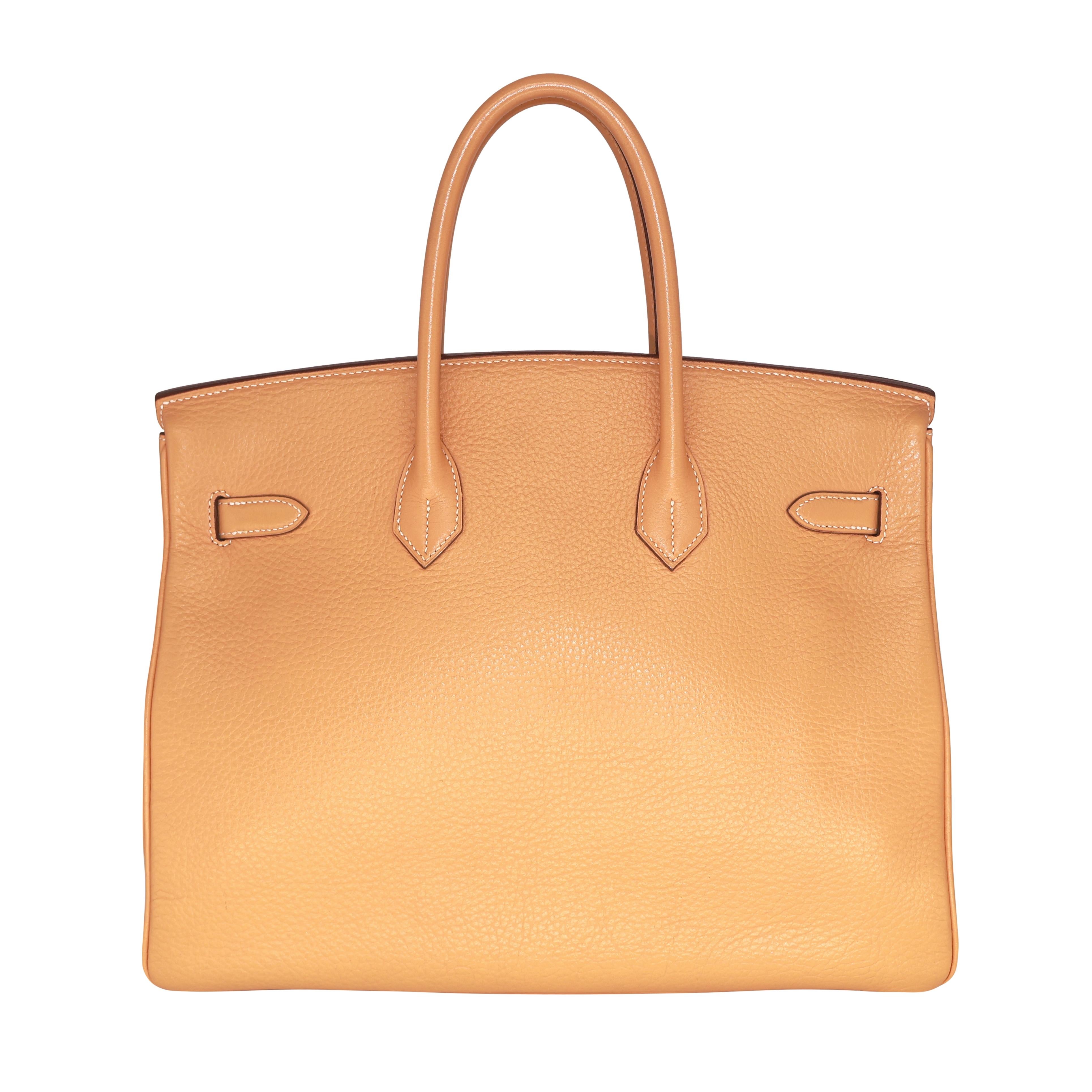 Sac Birkin 35 cm en cuir Naturel Clèmence, édition limitée, quincaillerie dorée, 1999. Introduit à la fin du XXe siècle, le sac Birkin a été créé à l'occasion d'une rencontre fortuite entre deux figures emblématiques, l'actrice Jane Birkin et