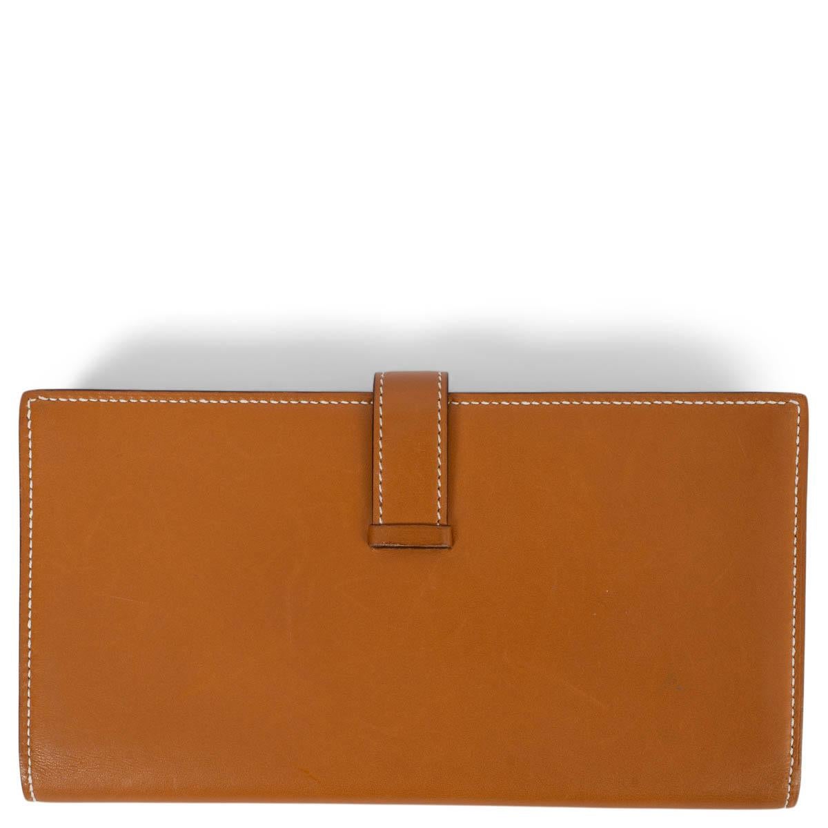 100% authentic Hermès Bearn Soufflet wallet in Naturel Sable (beige) Veau Butler smooth leather featuring Palladium hardware. The design features a zipper pocket for coins, five credit card slots and three open pockets for bills. Has been carried