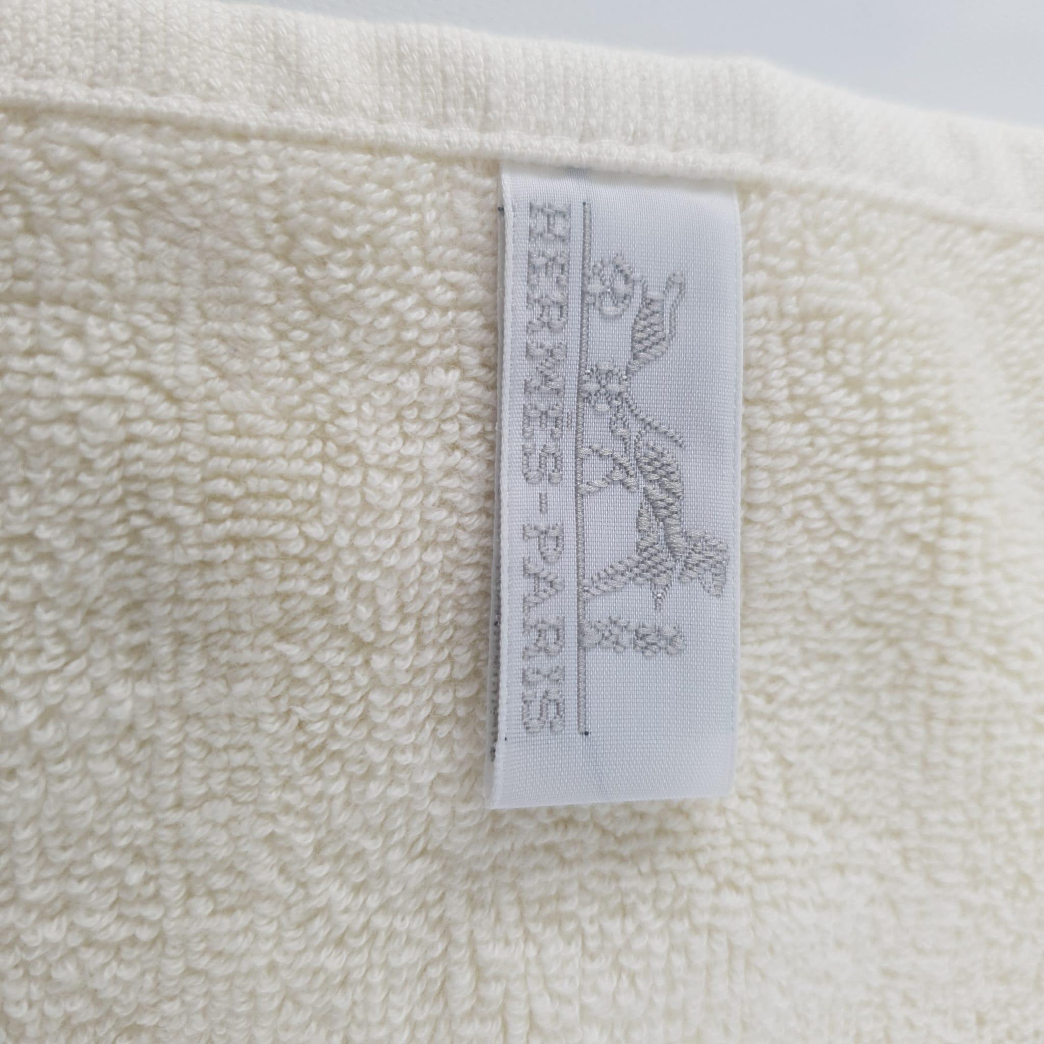Women's or Men's Hermes Naturel sheared terry cloth 2 Stairs washcloth For Sale