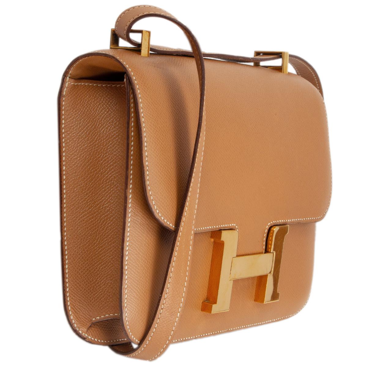 100% authentic Hermès Constance 23 shoulder bag in Naturelle Courchevel leather featuring gold-tone hardware. Vintage from 1988. Lined in beige lambskin with one zipper pocket against the back and one open pocket against the front. Has been carried