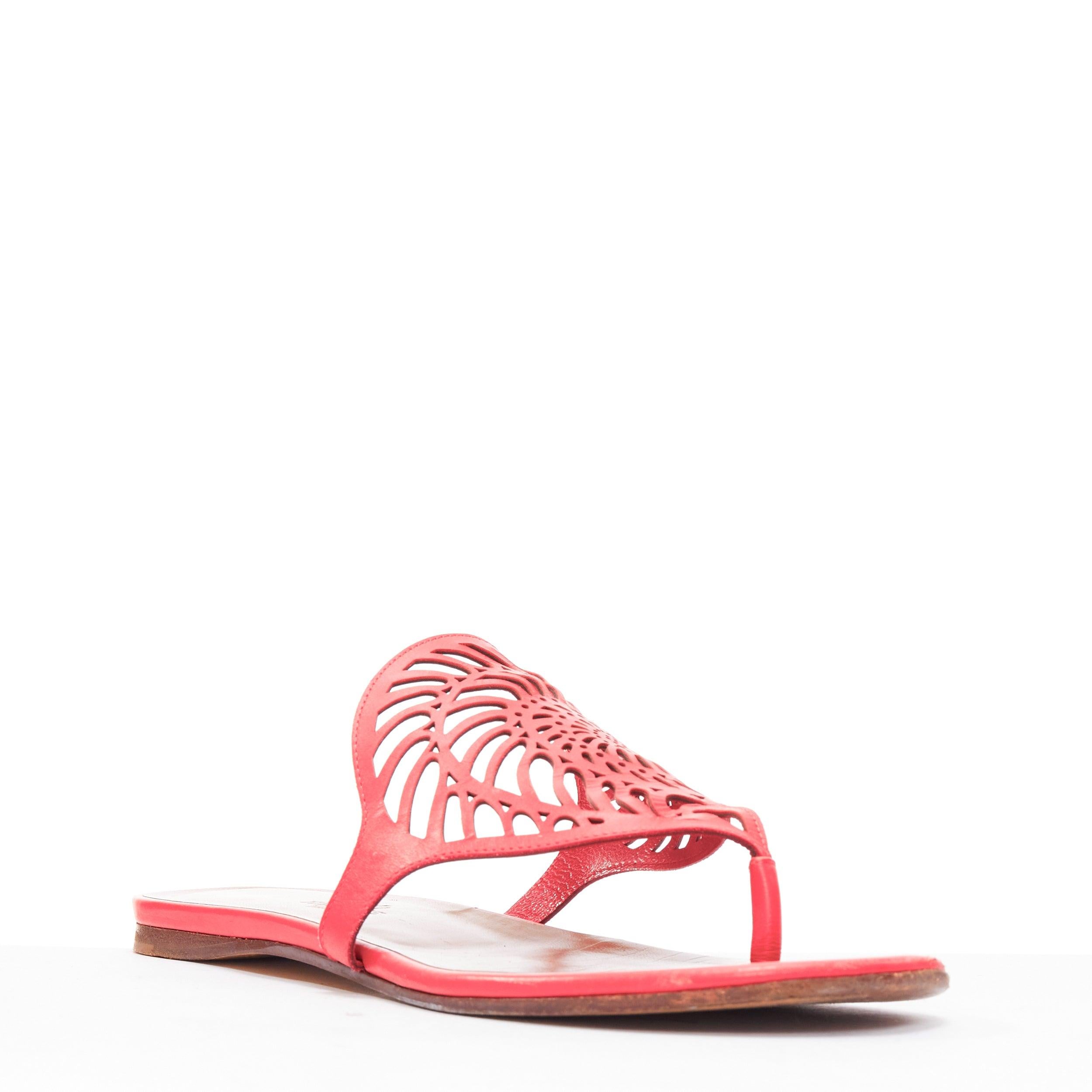 HERMES Nautilus korallenrot Spirale ausgeschnitten Leder flach Zehensteg Hausschuhe EU35.5 (Rot) im Angebot