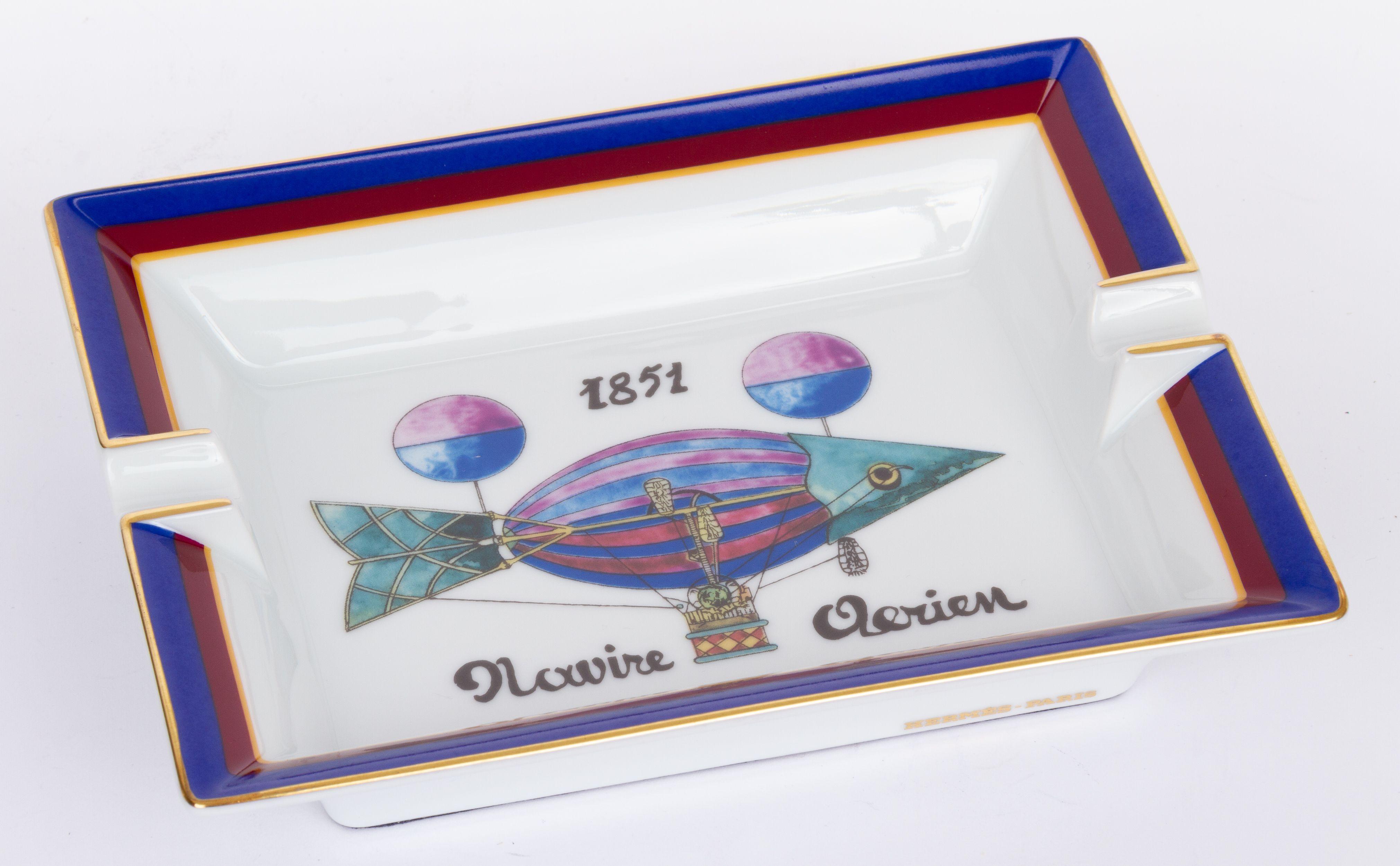Hermès vintage ashtray from the Navire Aerien 1851 edition. In the center of the ashtray you can see a printed rigid airship. The piece is in excellent condition.
