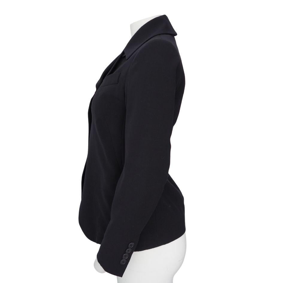 Giacca di lana Hermes
Taglia 36
Chiusura a 4 bottoni
Tasca finta vicino al secondo bottone del cappotto
Busto 33 
Vita: 32 
Lunghezza: 27.5
Condizioni perfette
La giacca è di colore navy, ma le foto la fanno sembrare nera.
