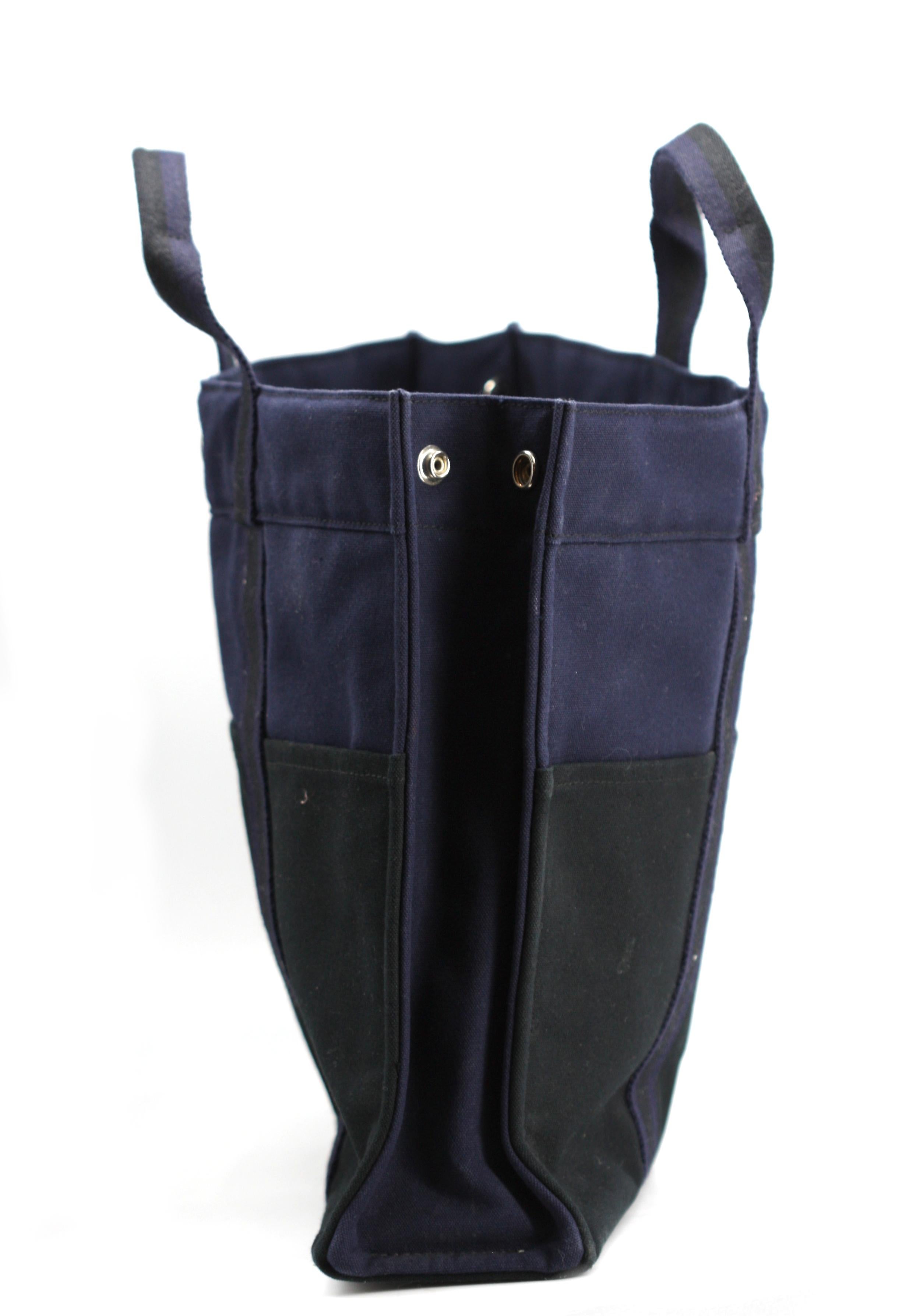 
Hermes Marineblaue und schwarze Canvas-Tasche
Unterschrieben. Doppelter Trageriemen, Druckknopfverschluss, jede Seite mit genähten Schlitzen, innen mit einer Reißverschlusstasche, scheint neu zu sein.
Breite 17 Zoll.
Condition Report
Neu - scheint