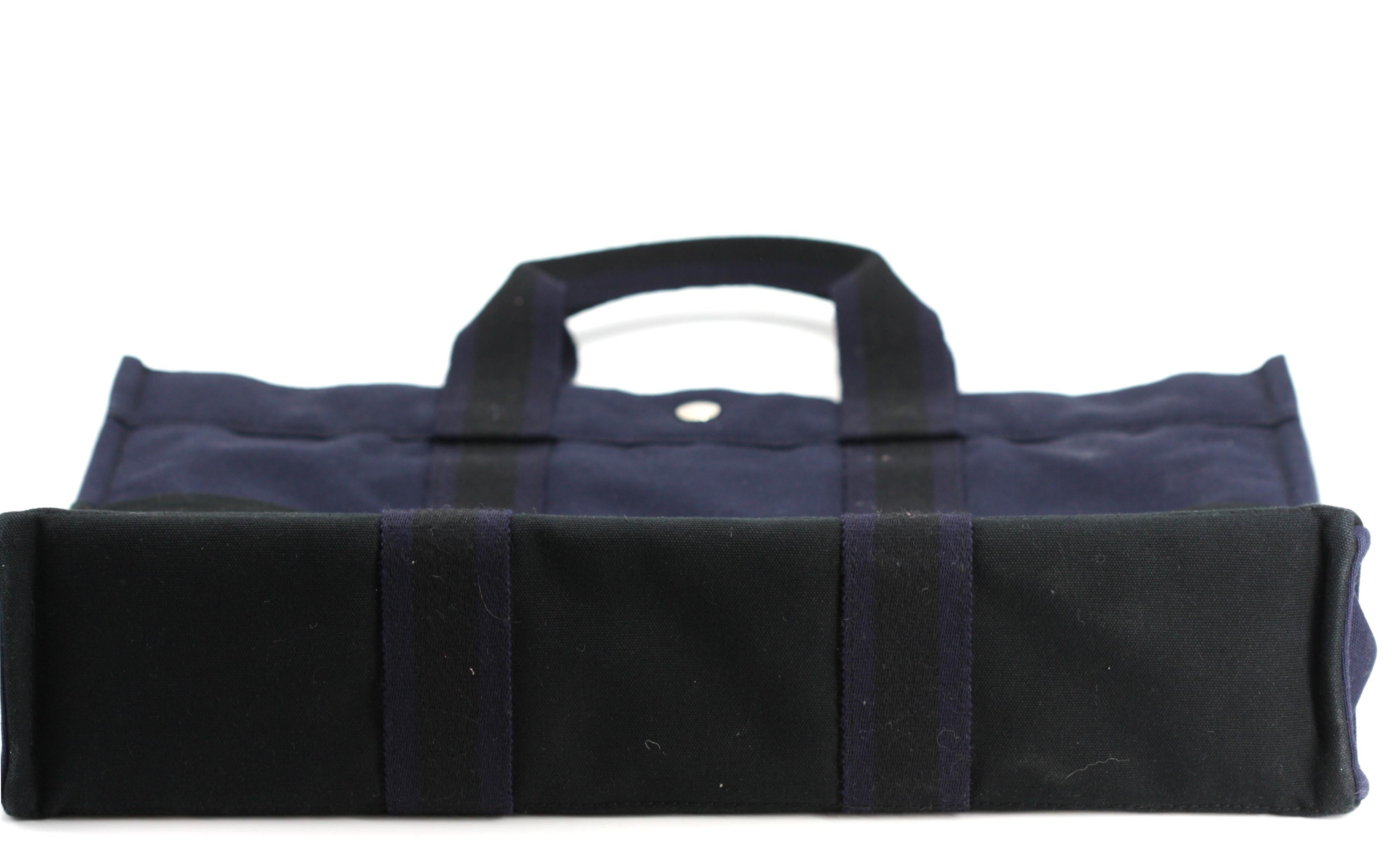 Hermes Marineblau und Schwarz Canvas Tote Signiert im Angebot 2