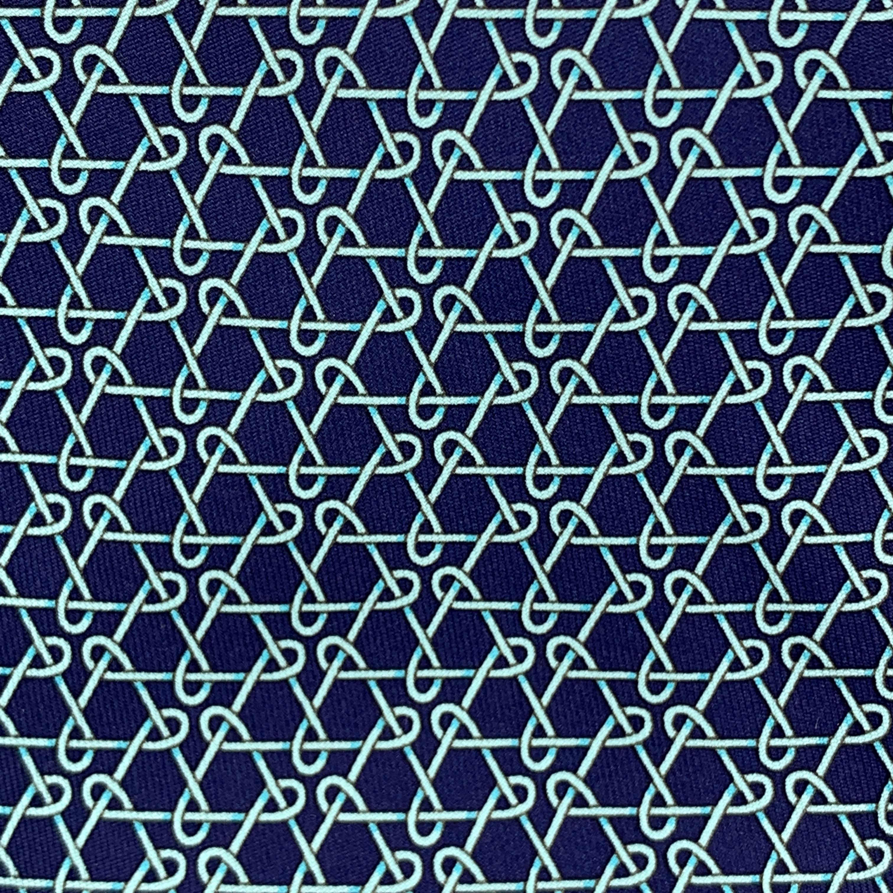 HERMES necktie comes in navy blue silk twill with all over aqua green interlock print. Made in France.

Excellent Pre-Owned Condition.

Width: 3.75 in. 