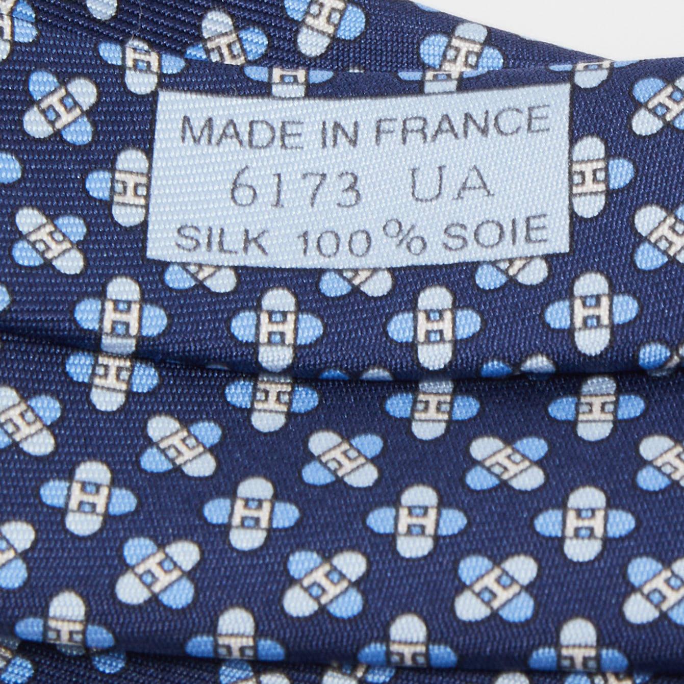 Hermès Navy Blue 7 Drone H Printed Silk Slim Tie In Excellent Condition In Dubai, Al Qouz 2