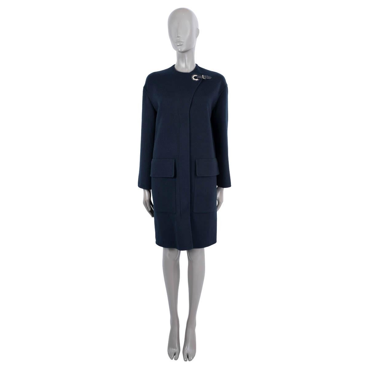 100% authentic Hermès coat in navy blue cashmere (100%). Features two patch pockets on the front slit on the back and silver eyelet. Closes with concealed silver zipper on the front. Unlined. Has been worn and is in excellent condition.

2022