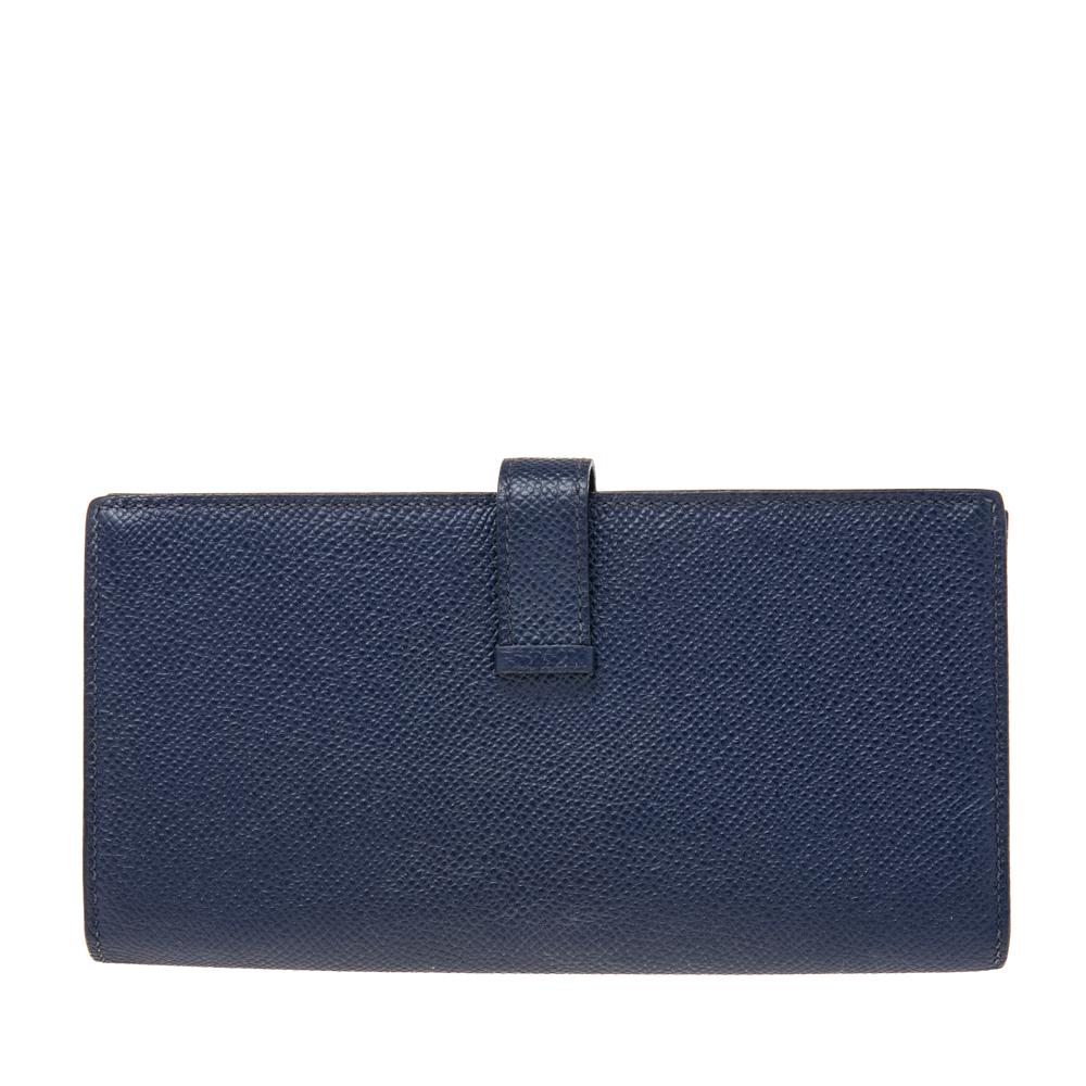 An expert in crafting high-quality leather goods, this Bearn Gusset wallet from Hermes is truly a luxurious commodity you must own. It has been created using navy-blue Epsom leather on the exterior and features a silver-toned accent perched on the