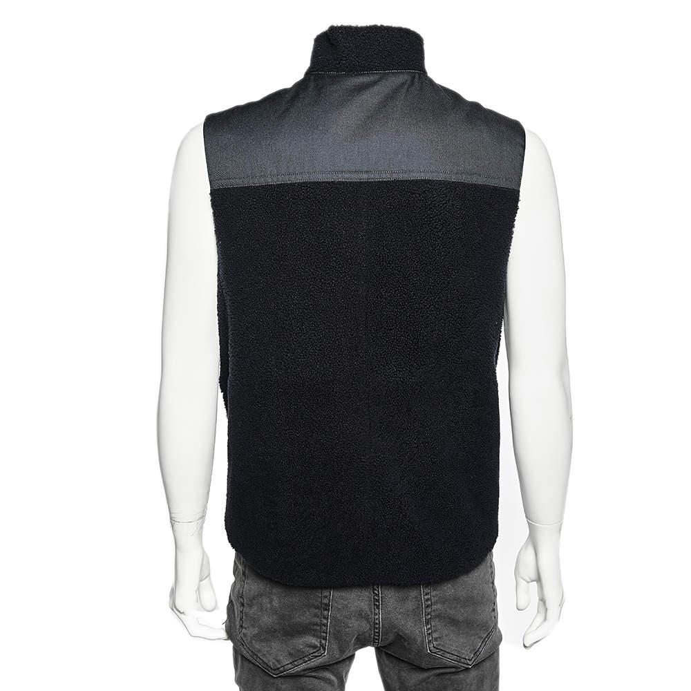This Hermes vest is made to be a reliable garment. The men's jacket is made from quality materials and it has a front zipper and three pockets. This casual creation is a wardrobe staple you can pair with a T-shirt, jeans, or chino
