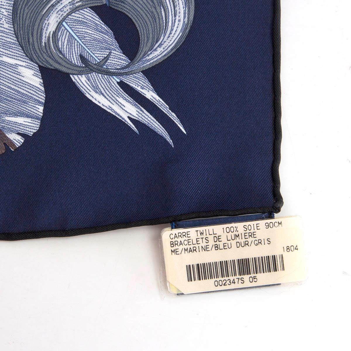 HERMES navy blue silk BRACELETS DE LUMIERE 90 TWILL Scarf Marine/Bleu Dur/Gris In New Condition For Sale In Zürich, CH