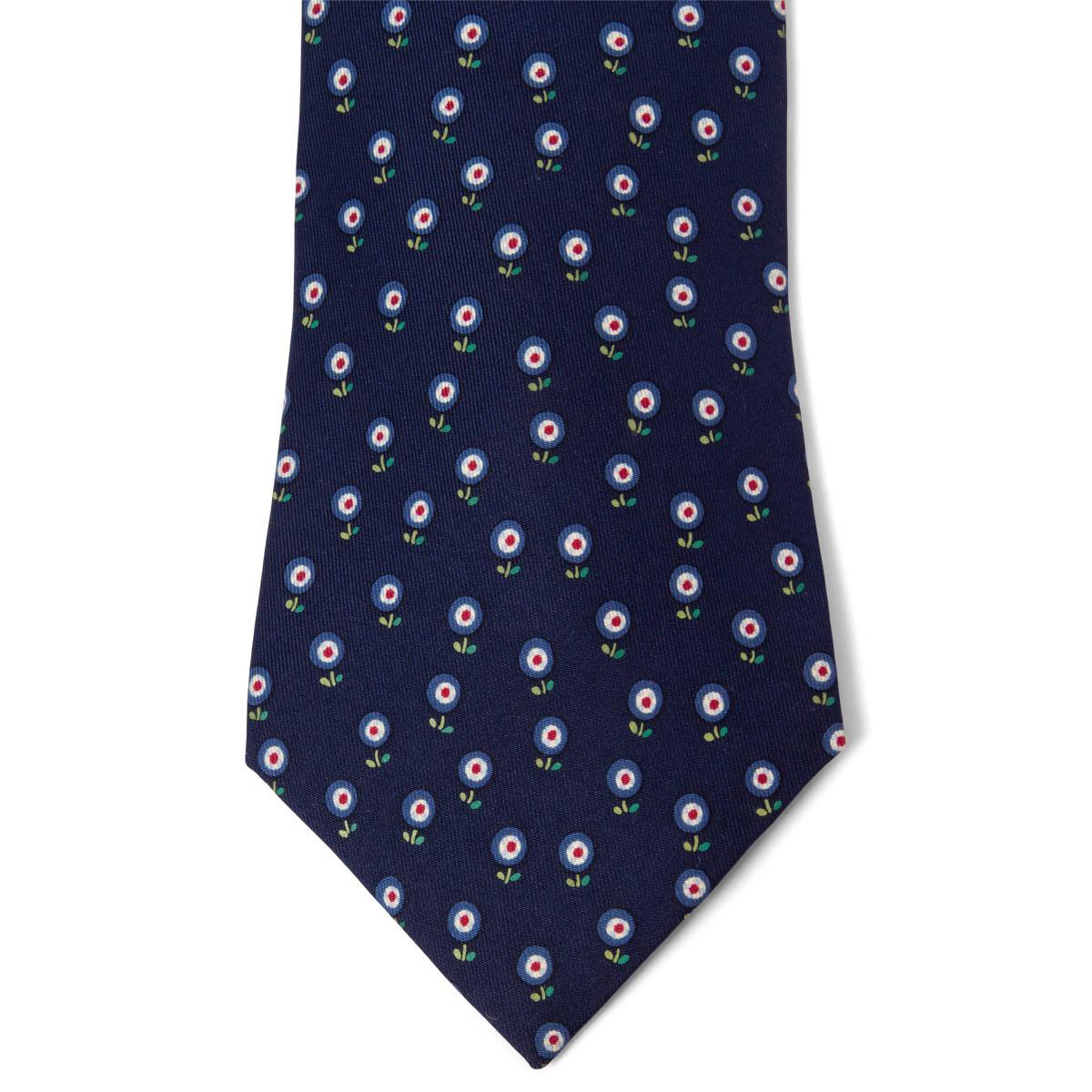 100% authentiques cravates Hermes Floral en twill de soie marine, vert, rouge et blanc (100%). A été porté et est en excellent état. Pas de boîte.

Mesures
Modèle	5024
Longueur	156cm (60.8in)
Point le plus large	9cm (3.54in)

Toutes nos annonces