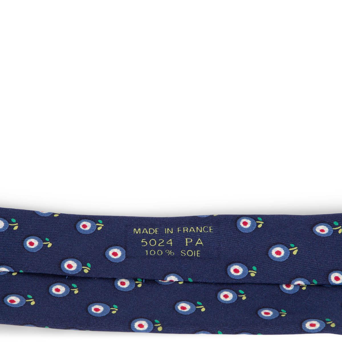 HERMES navy blue silk twill 5024 FLORAL Tie In Excellent Condition For Sale In Zürich, CH