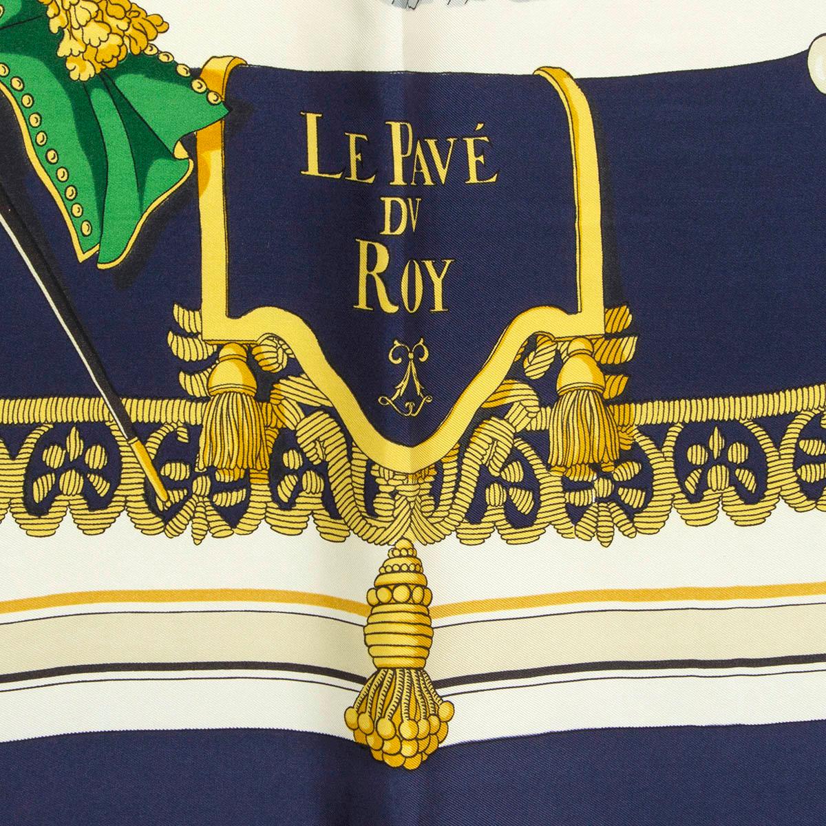 100% authentischer Hermes 'Le Pavé Du Roy 90' Schal aus beigem Seiden-Twill (100%) mit marineblauer Bordüre und Details in Altgold, Grün und Grau. Wurde getragen mit schwachen Spuren durch-out. Insgesamt in gutem