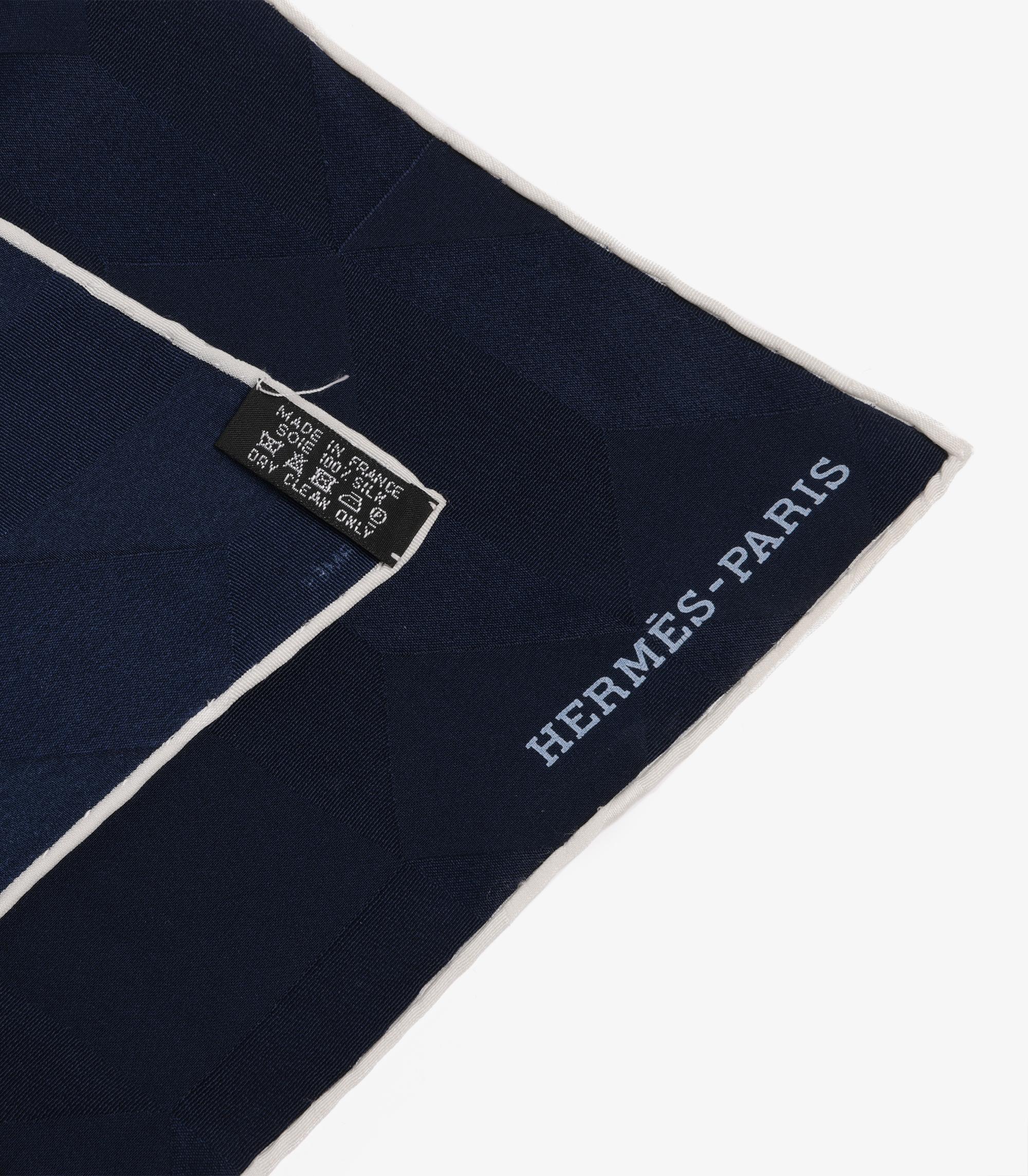 Fular Hermès 70 de seda Façonné Graphique azul marino, chocolate y rosa Negro en venta