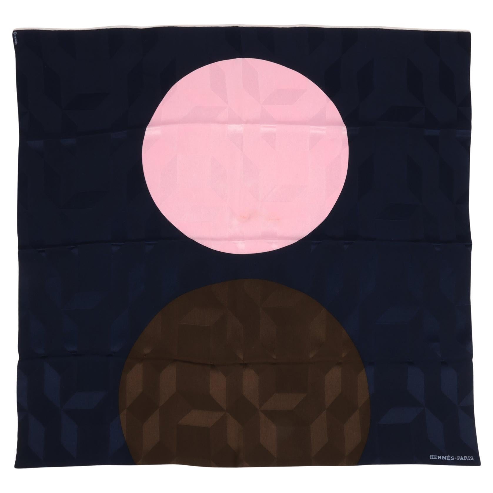 Fular Hermès 70 de seda Façonné Graphique azul marino, chocolate y rosa en venta