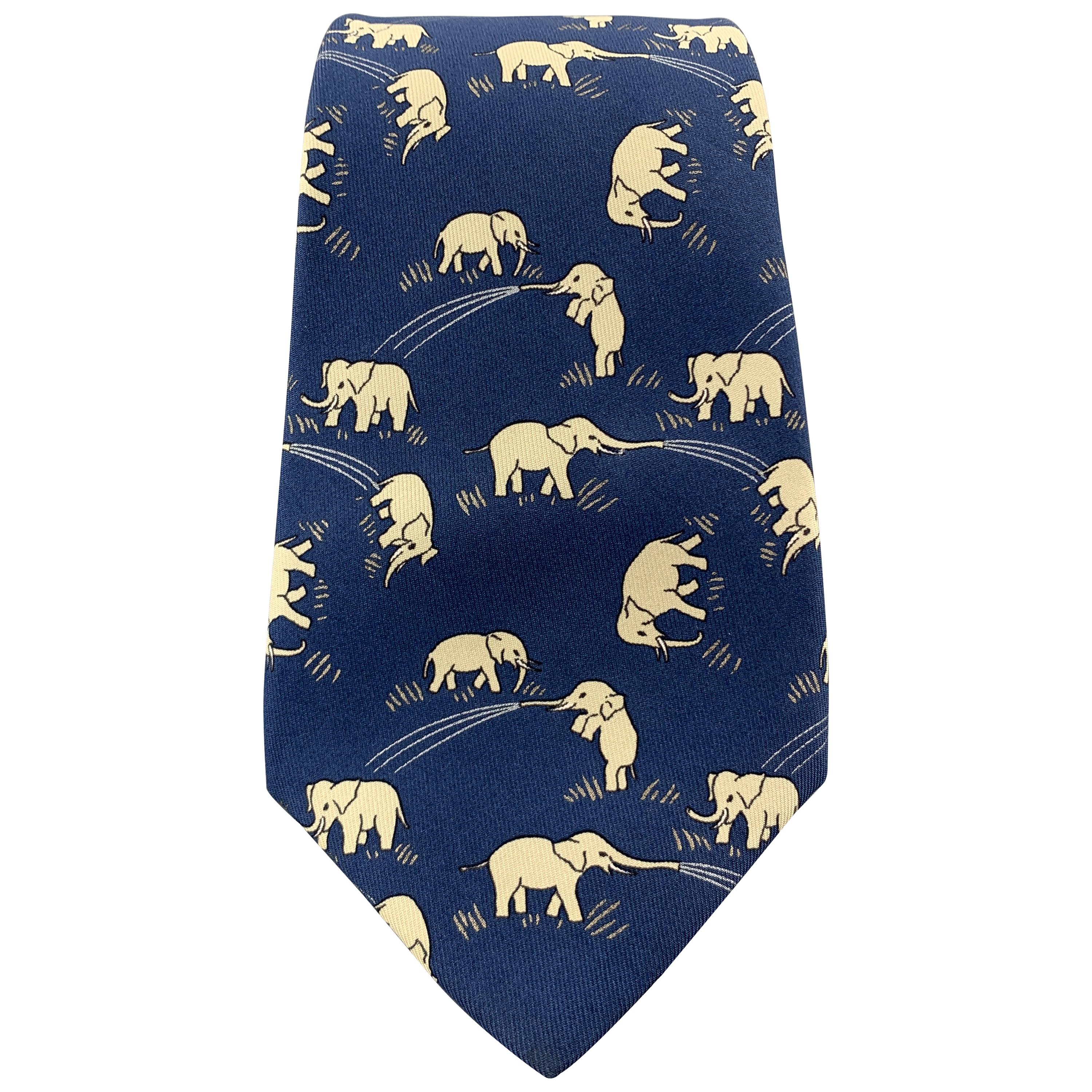 HERMES Cravate en soie imprimé éléphant marine 7111 OA sur 1stDibs