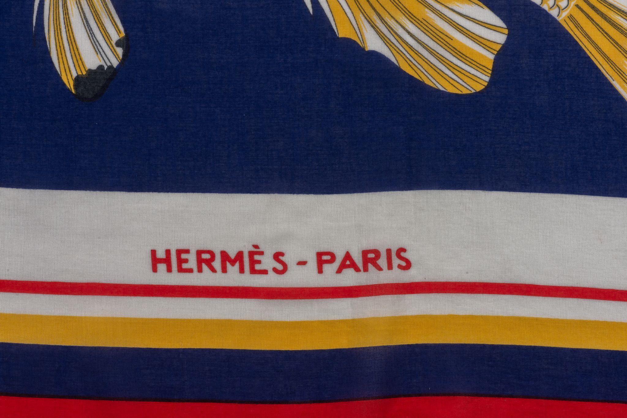 Paréo en coton Hermès - Poisson bleu marine Excellent état - En vente à West Hollywood, CA