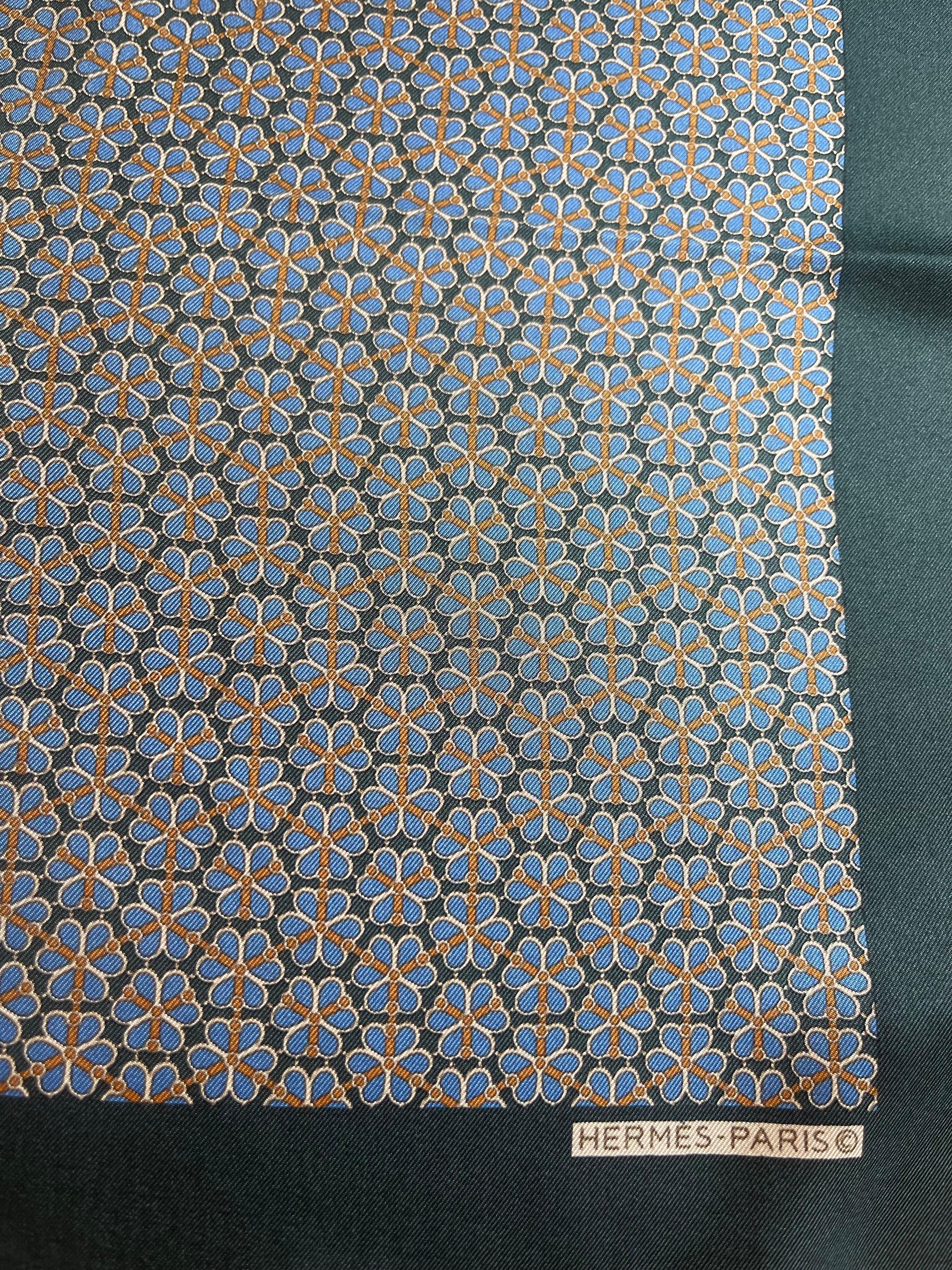 Hermès Navy & Pink Gavroche Seidenschal. im Zustand „Gut“ im Angebot in Palm Beach, FL