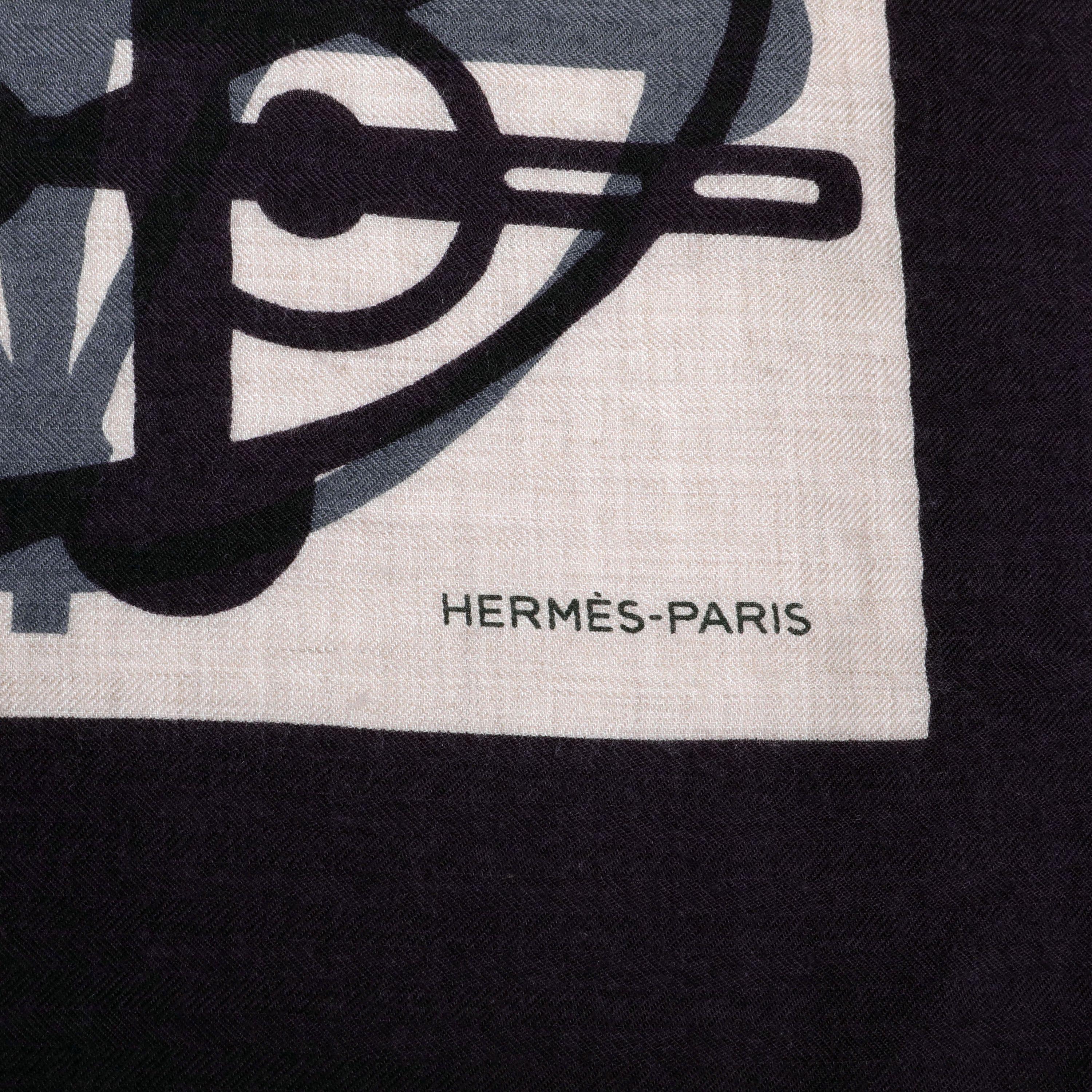 Cette authentique écharpe en cachemire à motifs gris violet marine d'Hermès est impeccable.  Imprimé géométrique dans des tons sombres de bleu profond, de violet et de gris.  

PBF 13649
