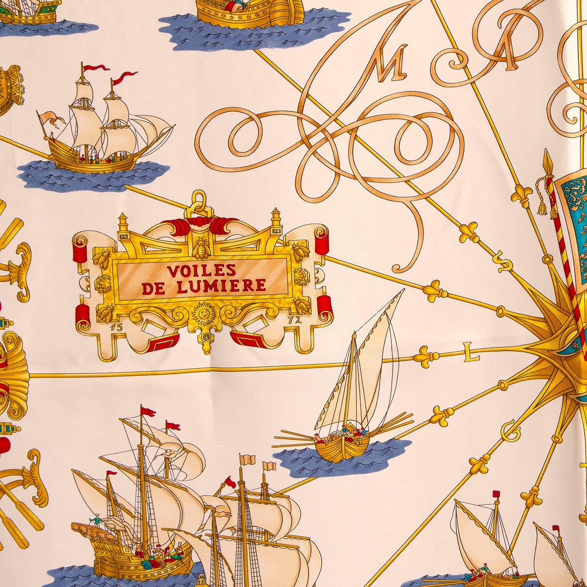 100 % authentique Hermès 'Voiles de Lumierèr 90' foulard par Joachim Metz en sergé de soie blanc (100 %) avec bordure marine et détails en or, vert, rouge et sarcelle. A été porté et est en excellent état.

Publié en 1995

L'histoire derrière