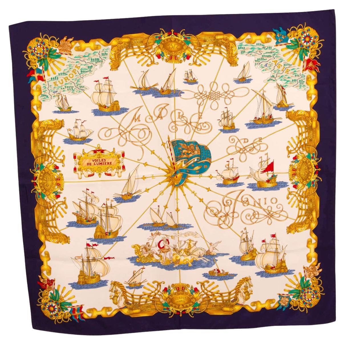 Foulard en sergé de soie bleu marine VOILES DE LUMIERE 90 HERMÈS en vente