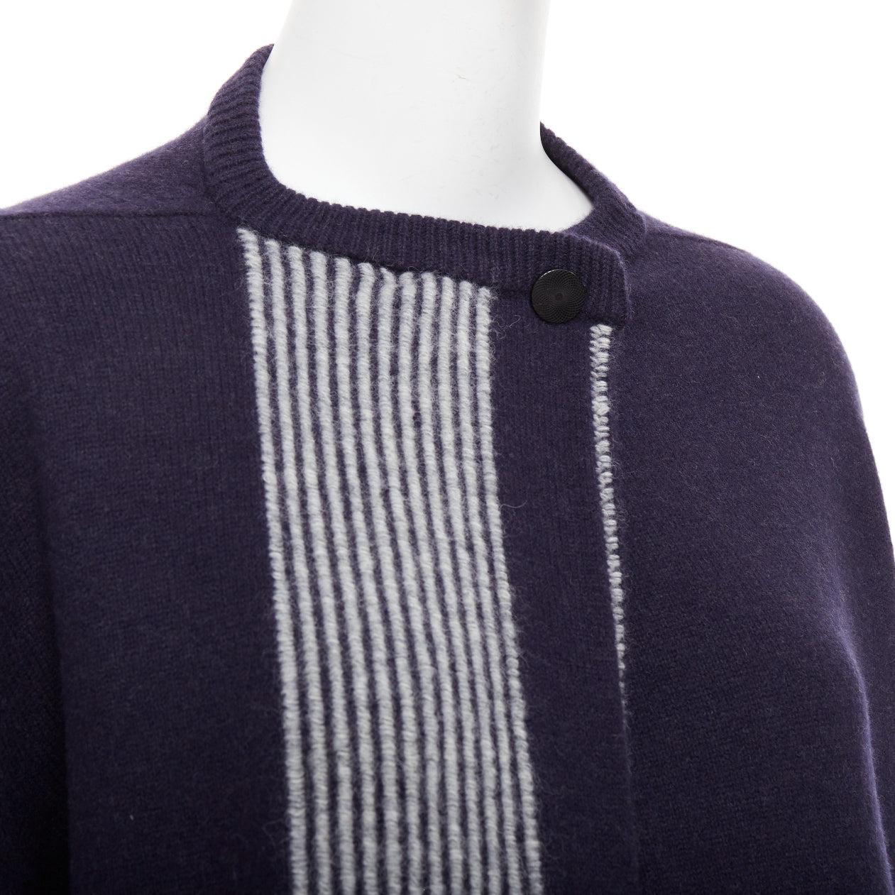 HERMES marineblaue Schurwolle weiß gestreift übergroße Strickjacke Pullover FR34 XS
Referenz: SNKO/A00556
Marke: Hermes
MATERIAL: Schurwolle, Wolle
Farbe: Navy, Off White
Muster: Gestreift
Verschluss: Knopf
Zusätzliche Details: Der übergroße