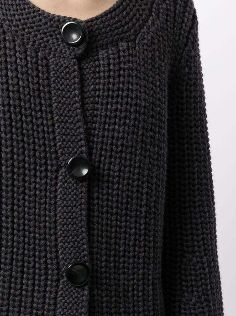 Crafted from a navy wool blend, this Hermès chunky cardigan features a ribbed crew neck, long balloon sleeves and big buttons at the front. Perfect to keep you warm on colder days.

Colour: Navy

Composition: Lambs Wool 100%

Size: FR 40

Condition: