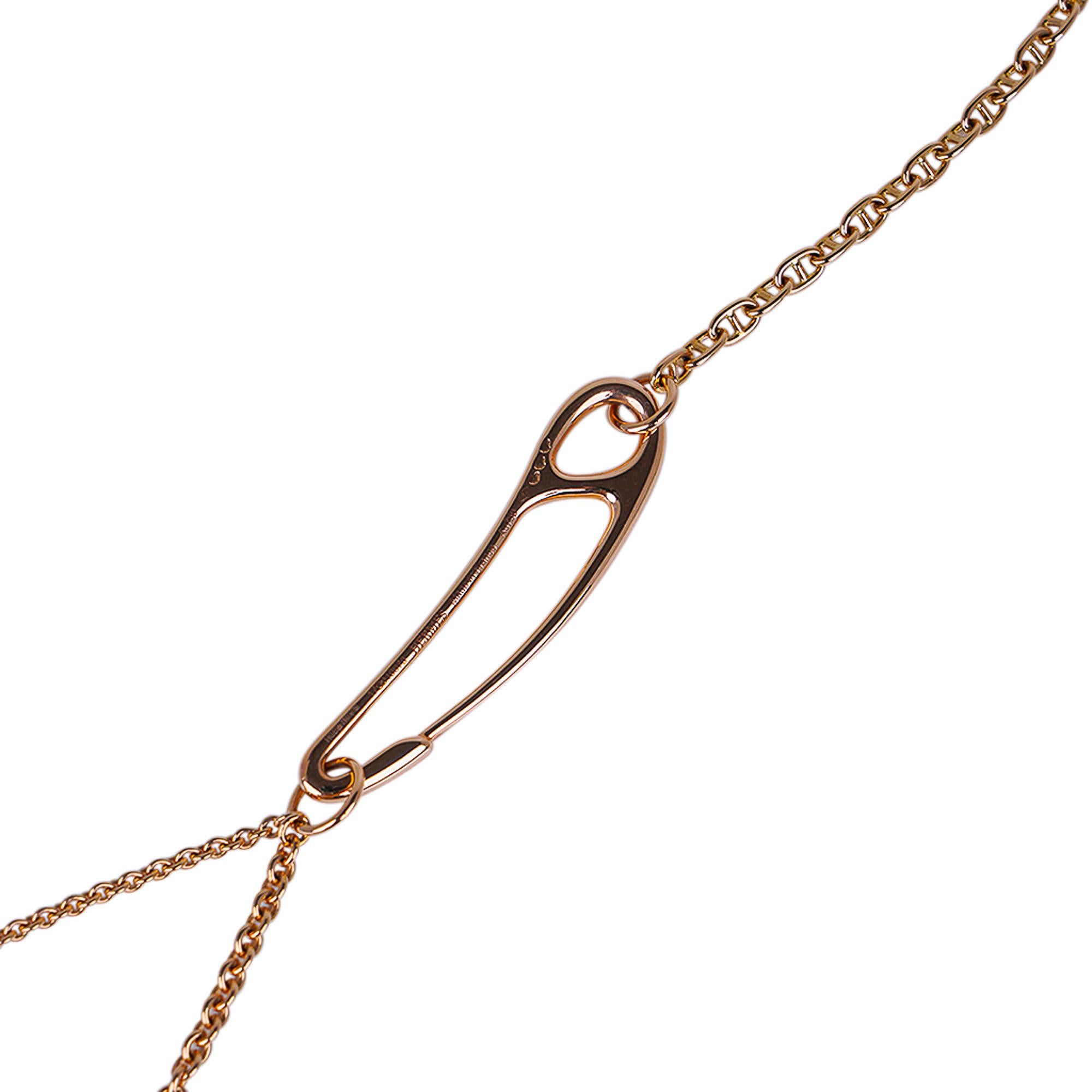 Mightychic offers an Hermes Chaine D'Ancre Punk necklace featured in 18K Rose Gold.
Set with 1 diamond.
A play on the Chaine D'Ancre, the link is stretched and shaped as a safety pin.
A modern take on the iconic link!
Toggle closure.
Beautiful and