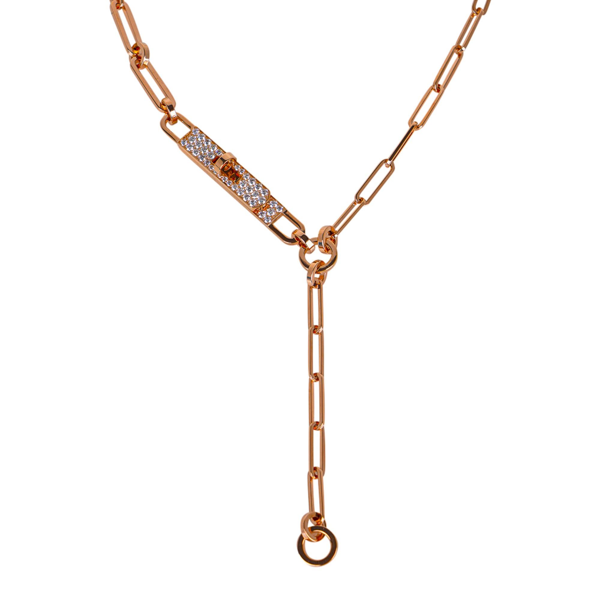 Mightychic bietet eine Hermes Kelly Chaine Lariat Halskette an.
Das kleine Modell ist aus 18 Karat Roségold gefertigt und mit einer diamantenen Kelly Lock-Schließe versehen.
Besetzt mit 41 Diamanten mit einem Gesamtgewicht von 0,62 Karat.
Die