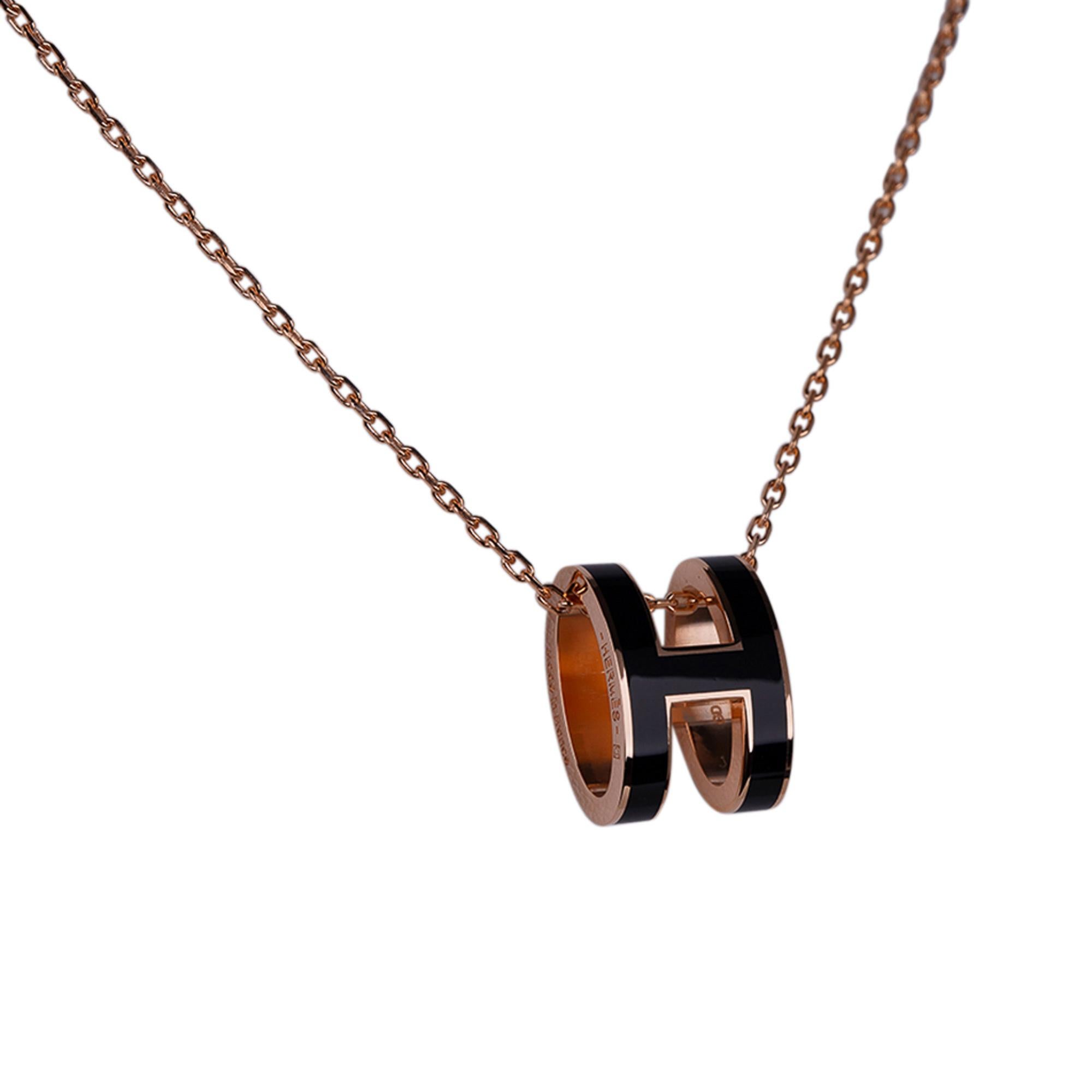 Mightychic offers a Mini Hermes Pop H Necklace featured in Black lacquered metal.
Pop H pendant on 16