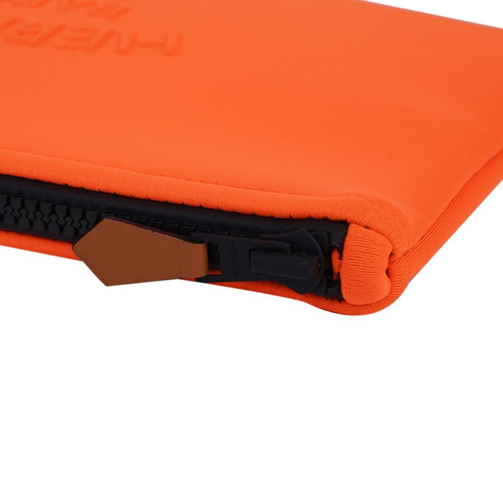 Garantiert authentisches Hermes Neobain Flachbeutel-Etui mit Hermes Bain Paris Prägung auf der Vorderseite.
Oberer Reißverschluss mit Leder-Reißverschlussknebel. 
Polyamid und Elastan machen diese Tasche zu einem wunderbaren flachen Reiseetui, oder