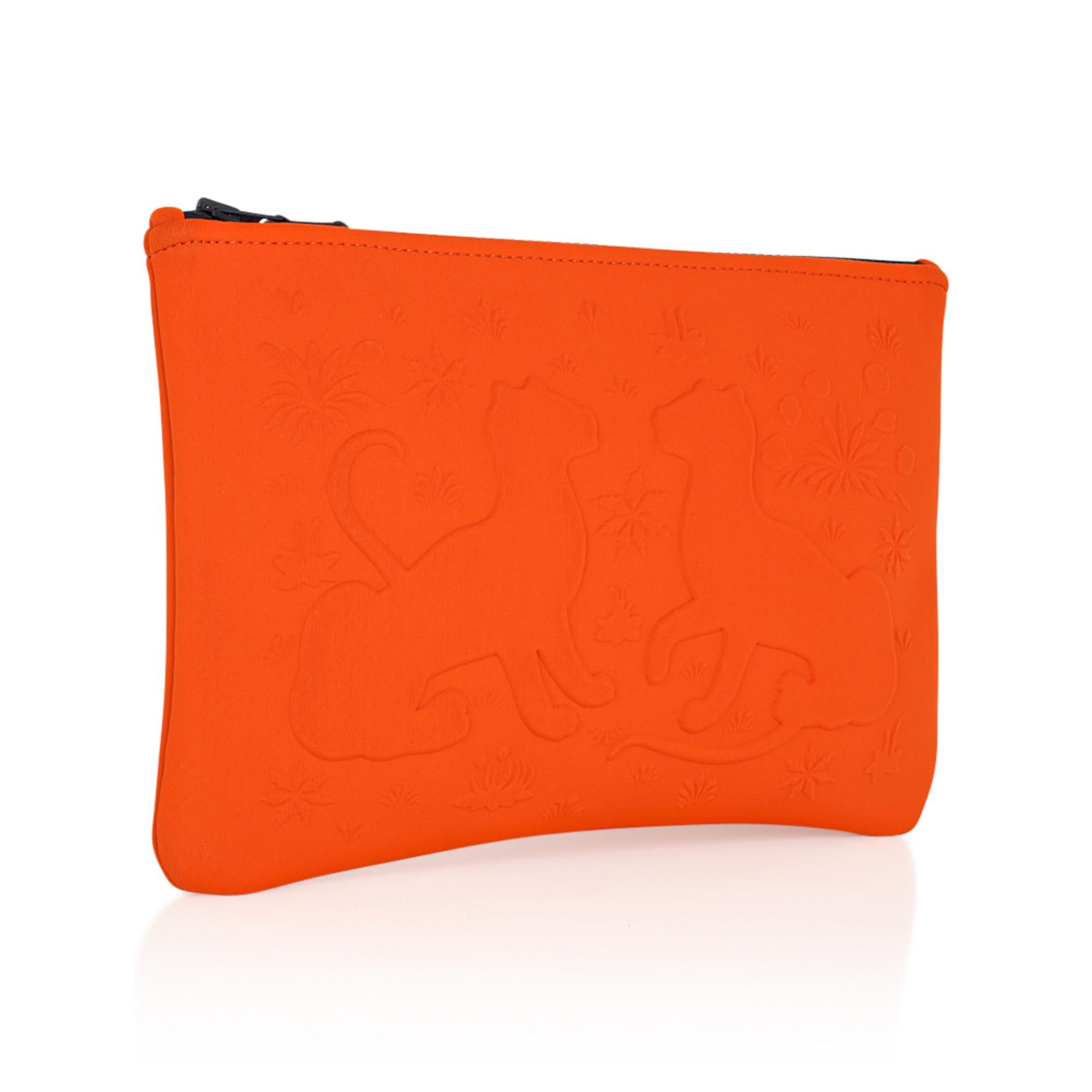 Caja auténtica garantizada de edición limitada Hermes Neobain Les Leopards en el modelo mediano.
Preciosa firma Naranja con dos leopardos en relieve en la parte delantera.
Cremallera superior negra con tirador de piel Barenia.
La poliamida y el