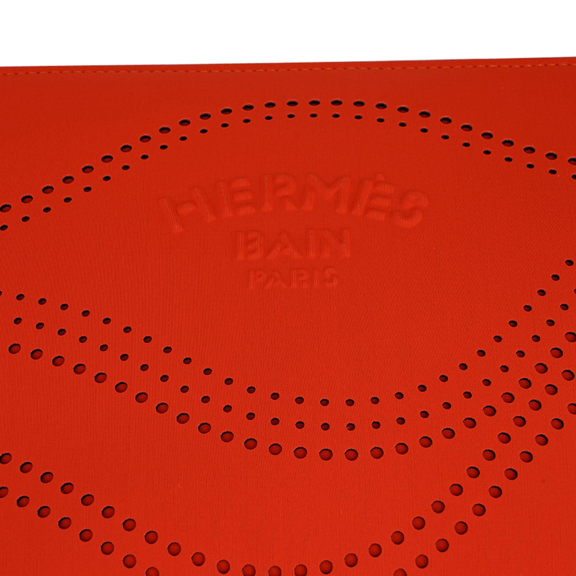 Mightychic offers an Hermes Neobain Waves case featured in Potiron.
Perforated 